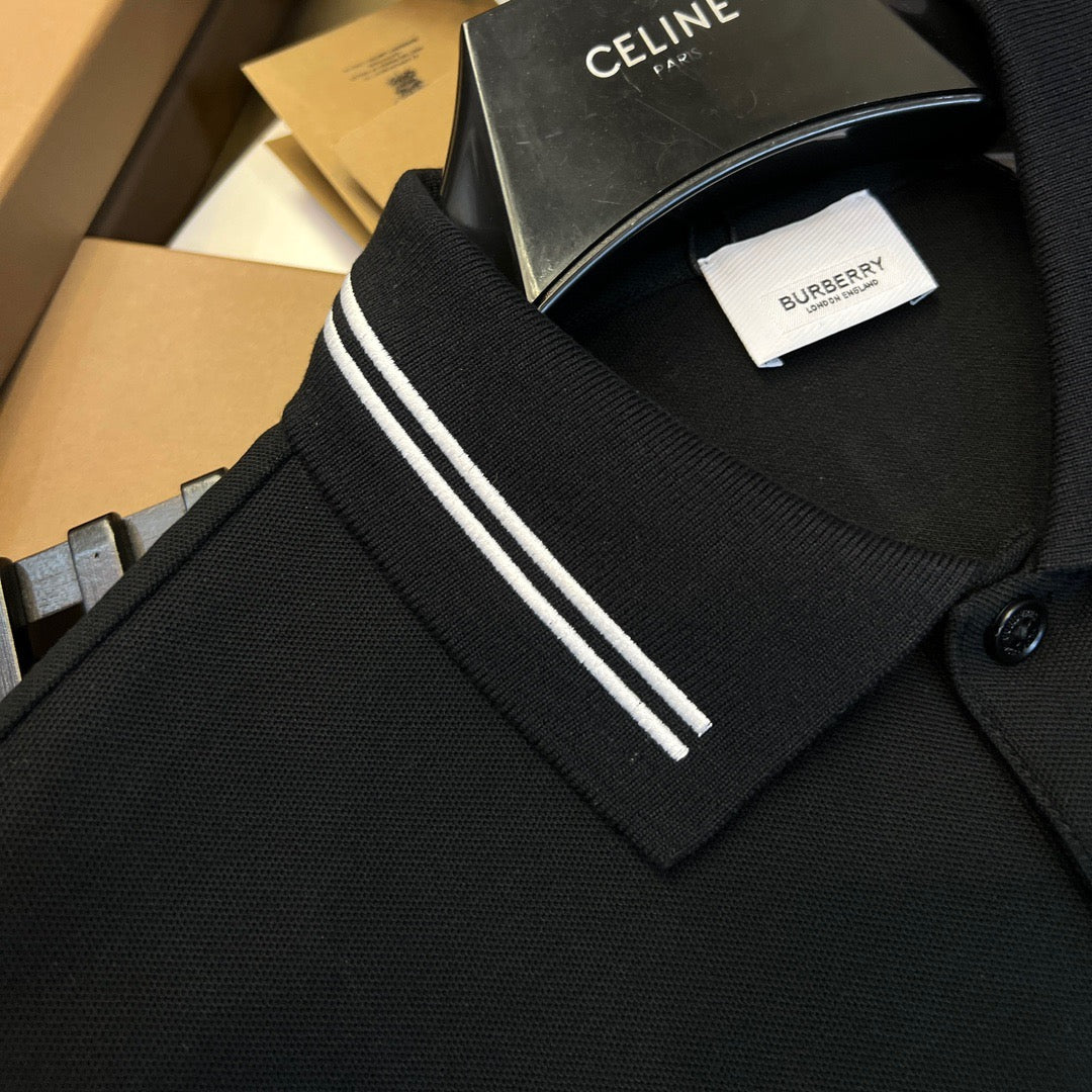 schwarzes und weißes Poloshirt