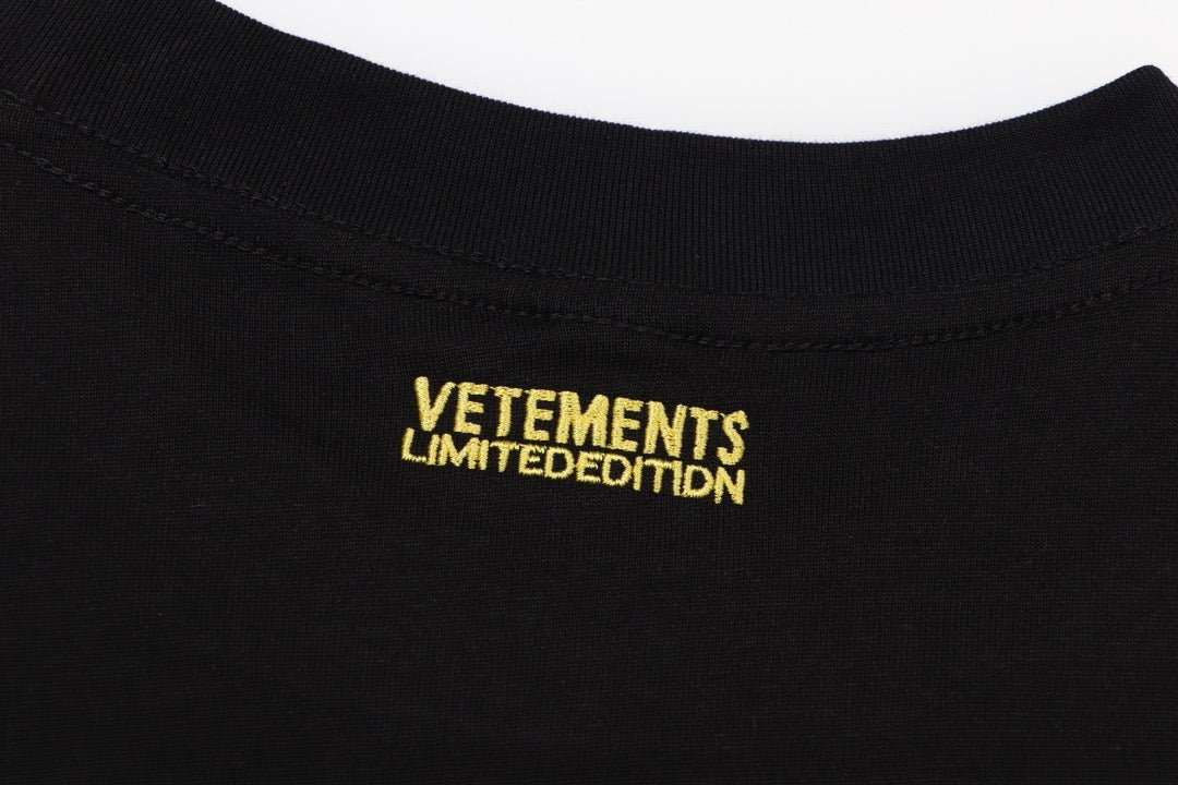 تي شيرت متعدد الألوان