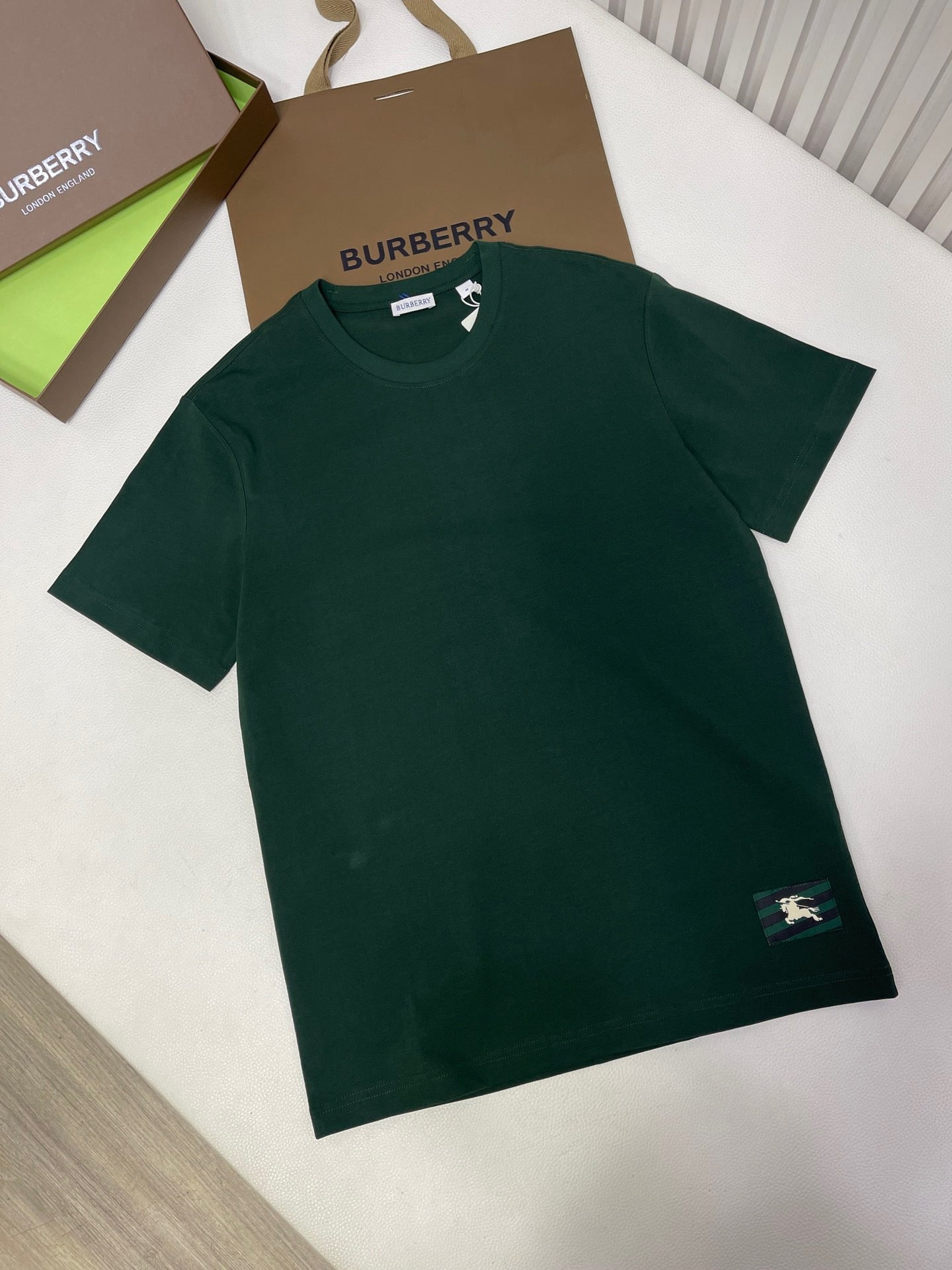 Weißes, grünes und schwarzes T-Shirt