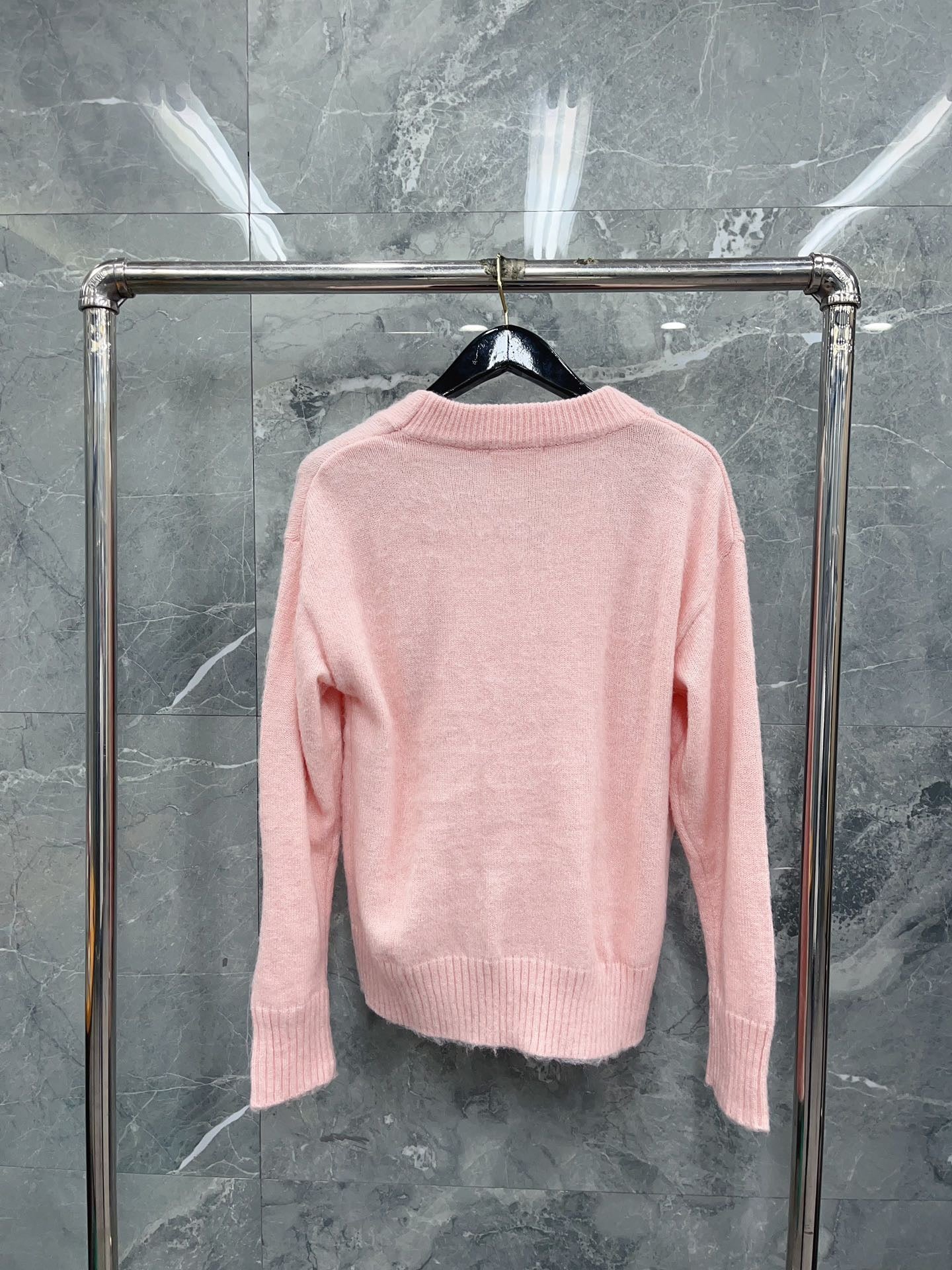 سترة باللون الوردي والأزرق الفاتح