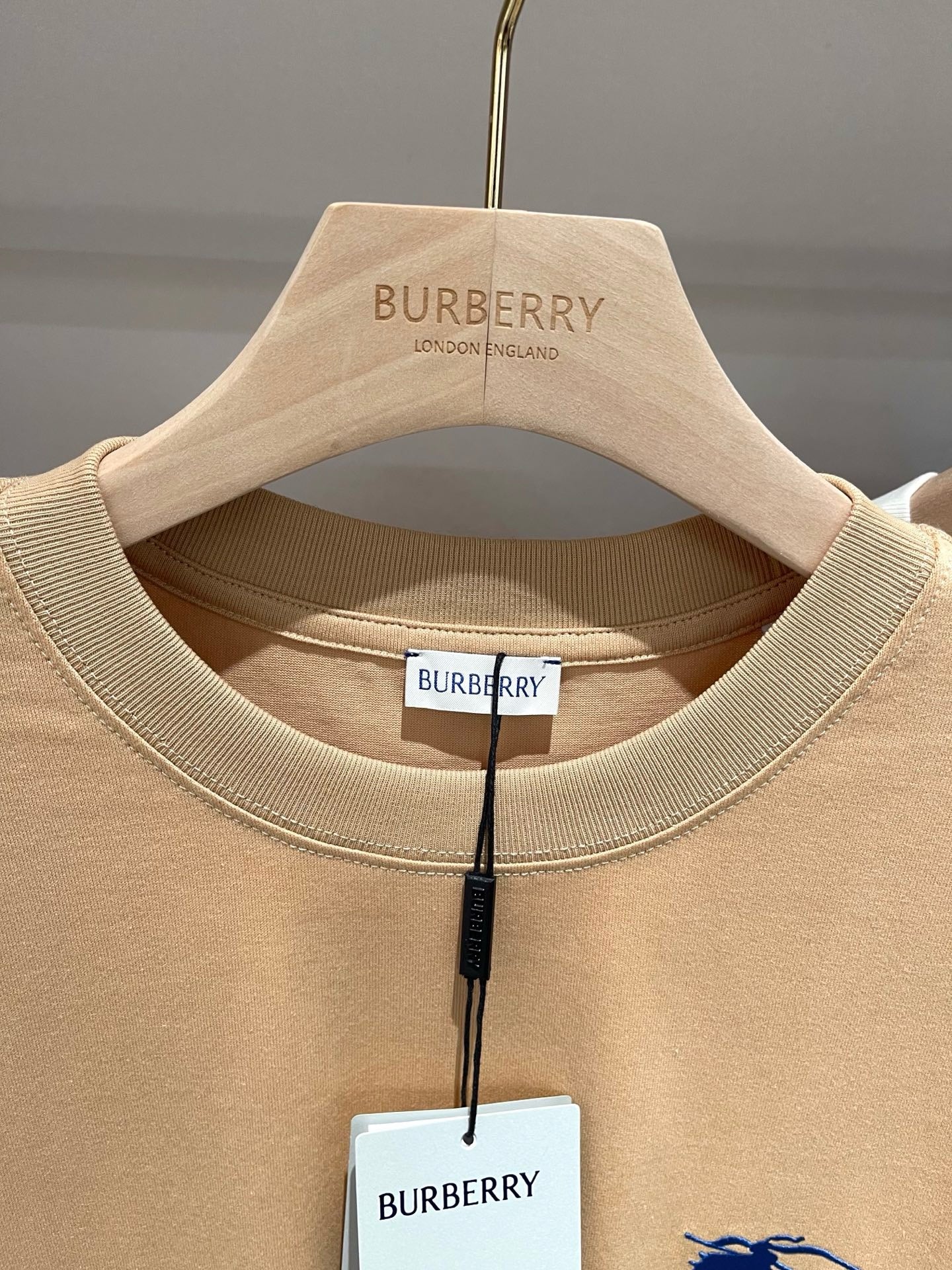 Dunkelblaues und khakifarbenes T-Shirt