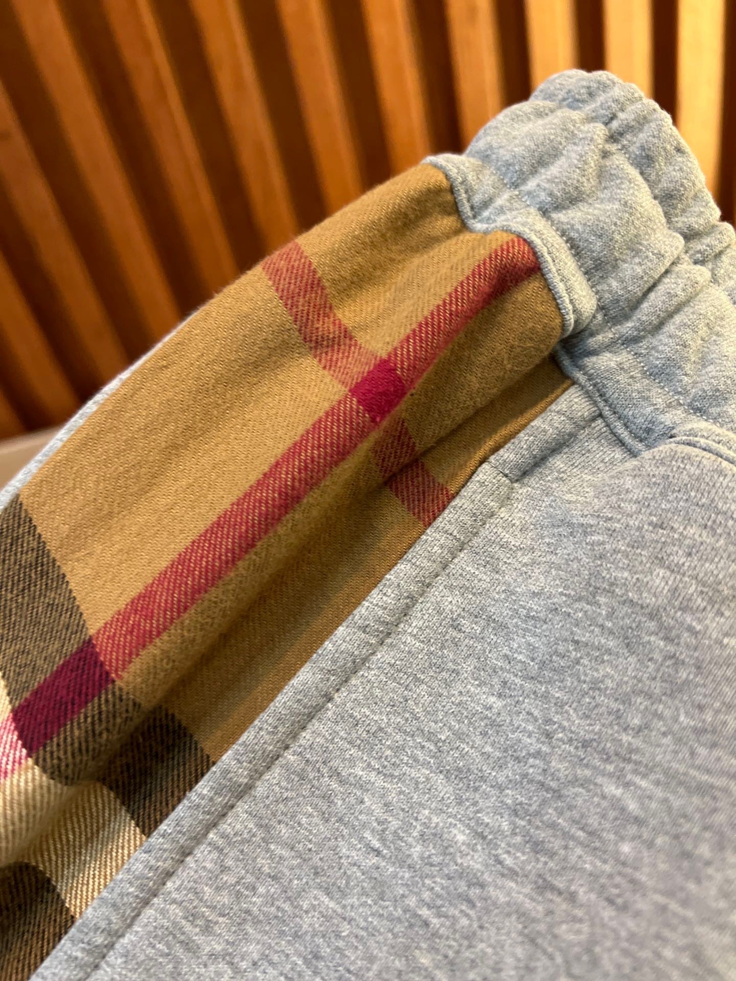 Schwarze, graue, khakifarbene und blaue Hose