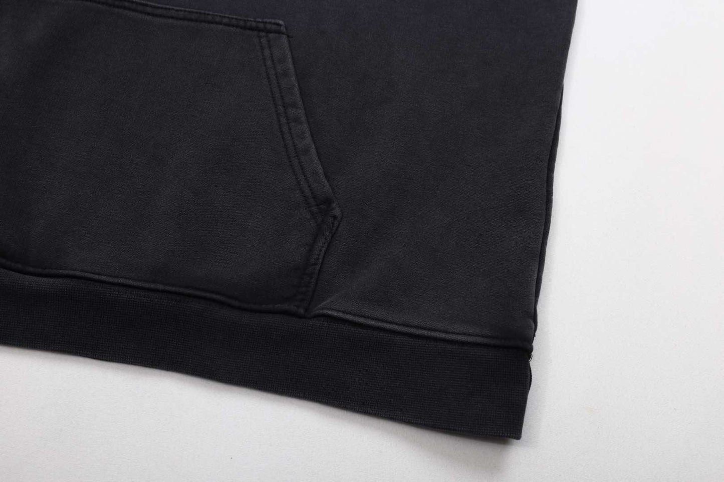 جارزة سوداء بقبعة شتوية