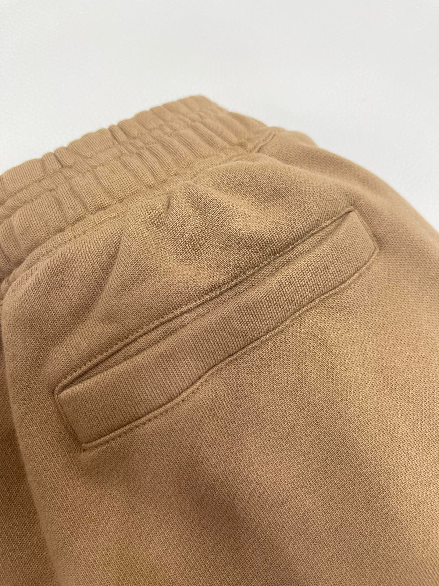 Schwarze und khakifarbene Shorts