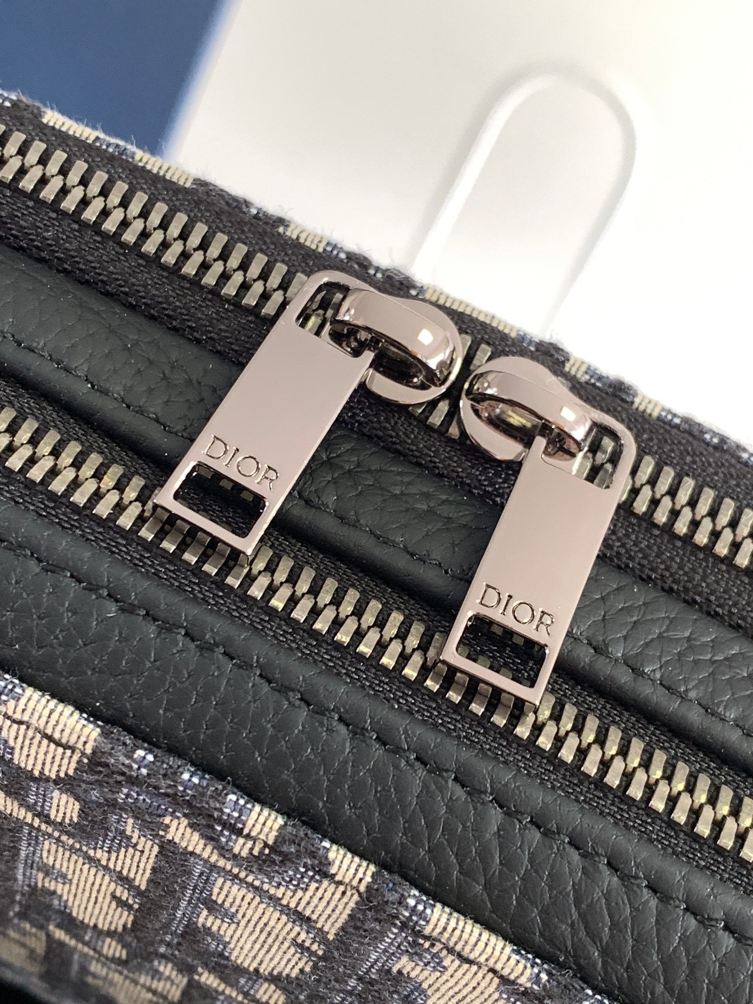 Aprikosen- und schwarze Tasche