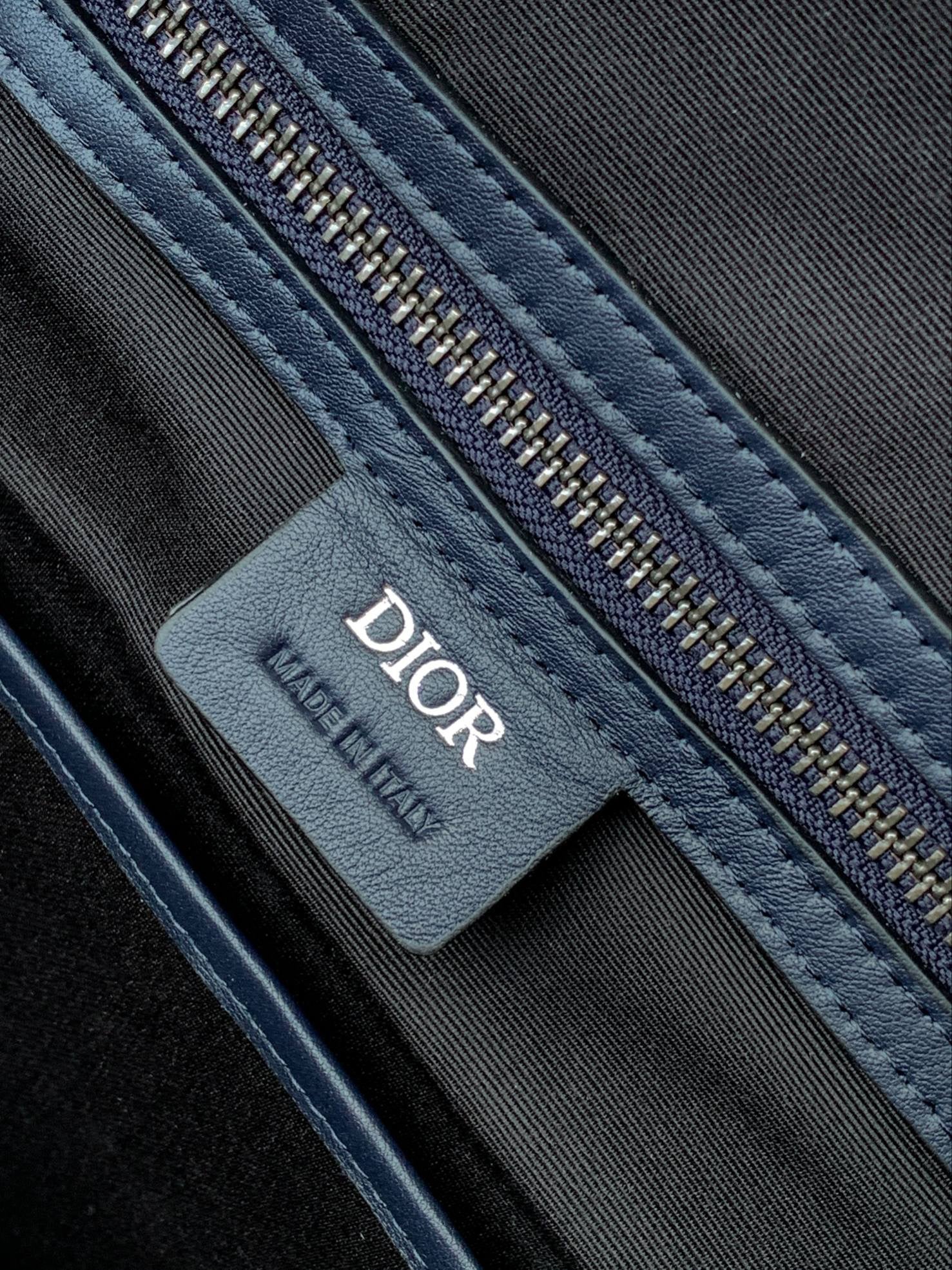 Dunkelblaue Tasche