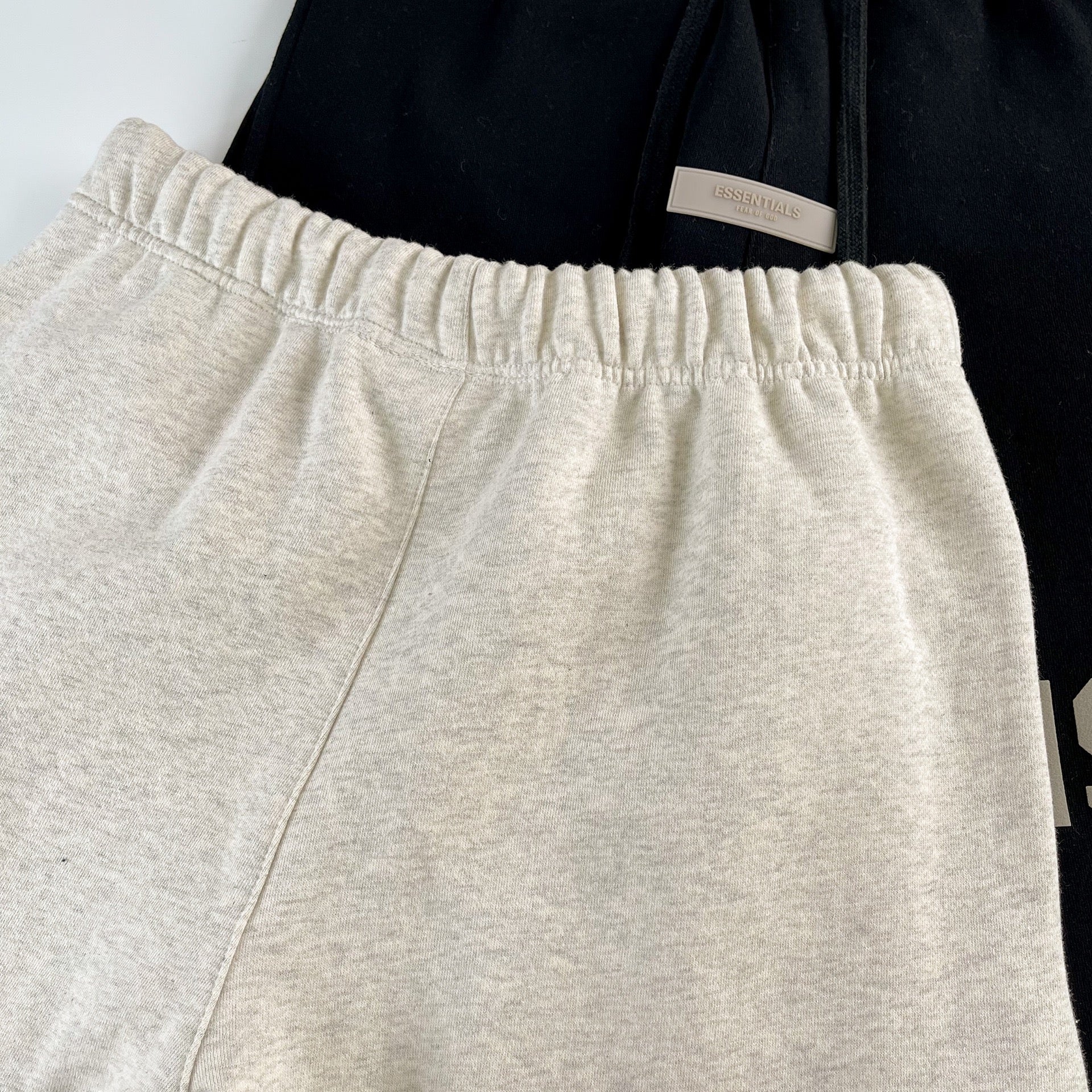 Schwarze und weiße Hose