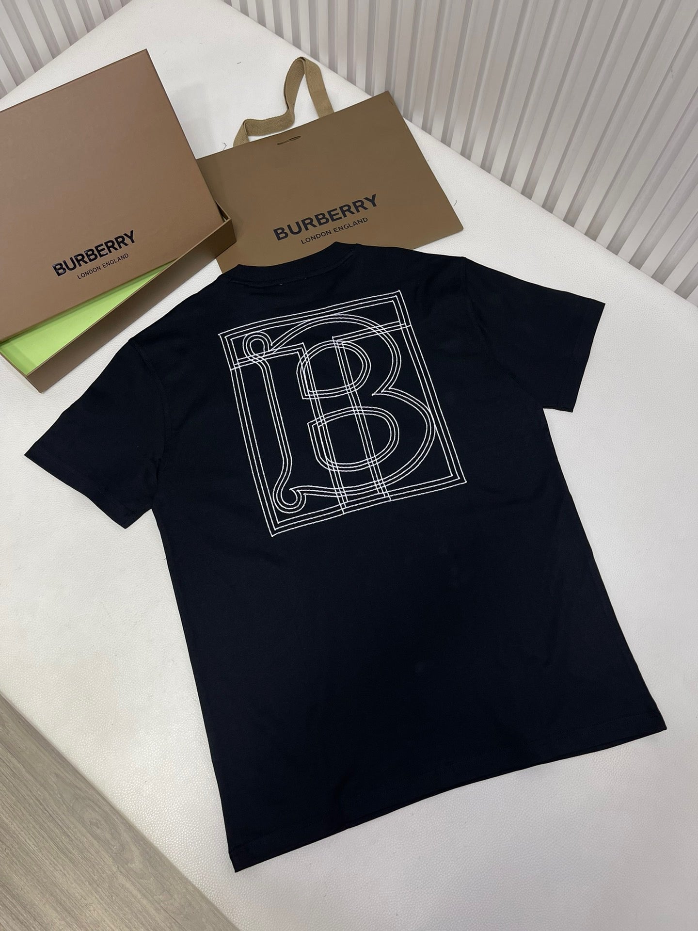 Schwarzes, weißes und blaues T-Shirt