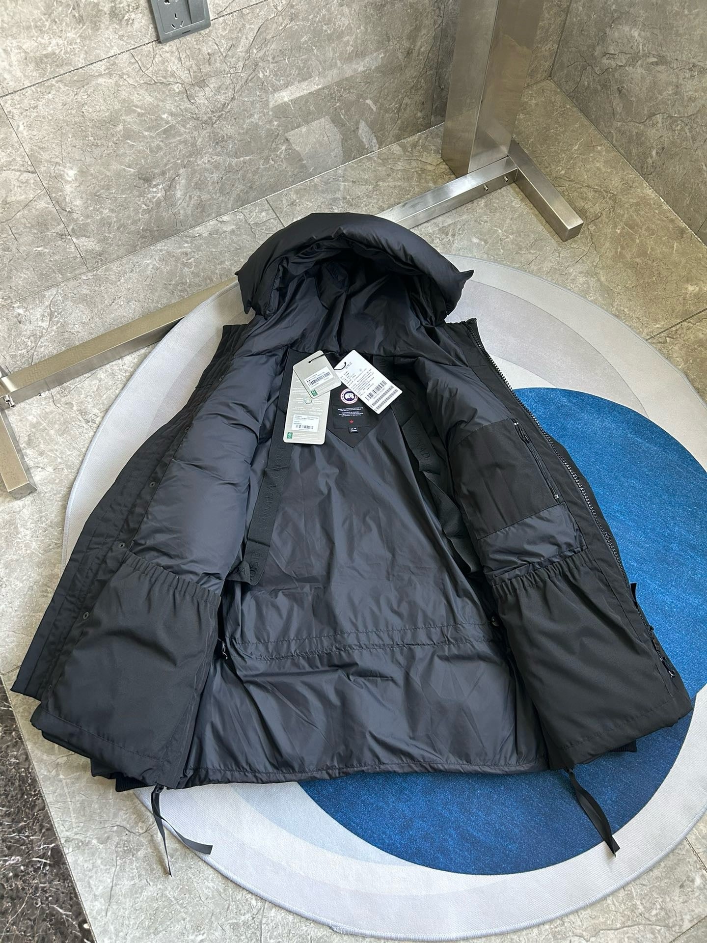 Weiße, graue und schwarze Jacke