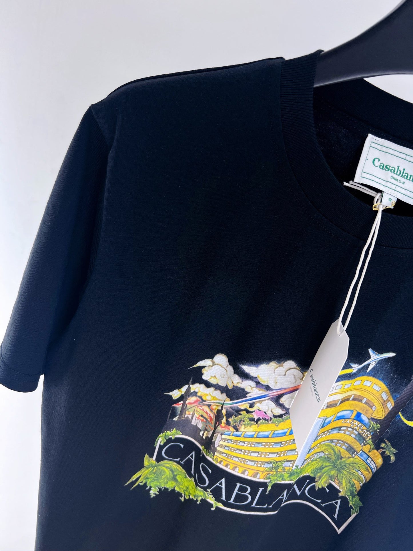 Camiseta azul y blanca