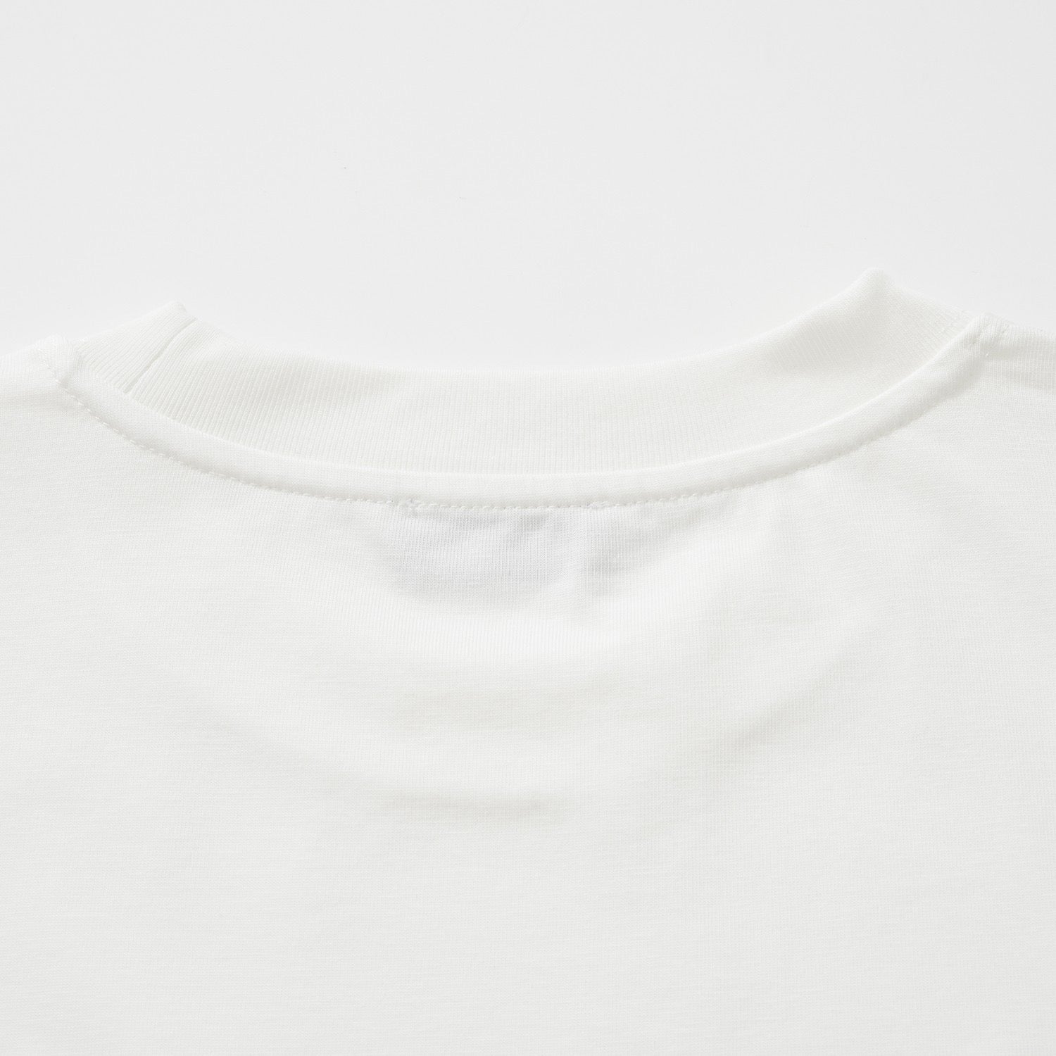Schwarzes, weißes und blaues T-Shirt