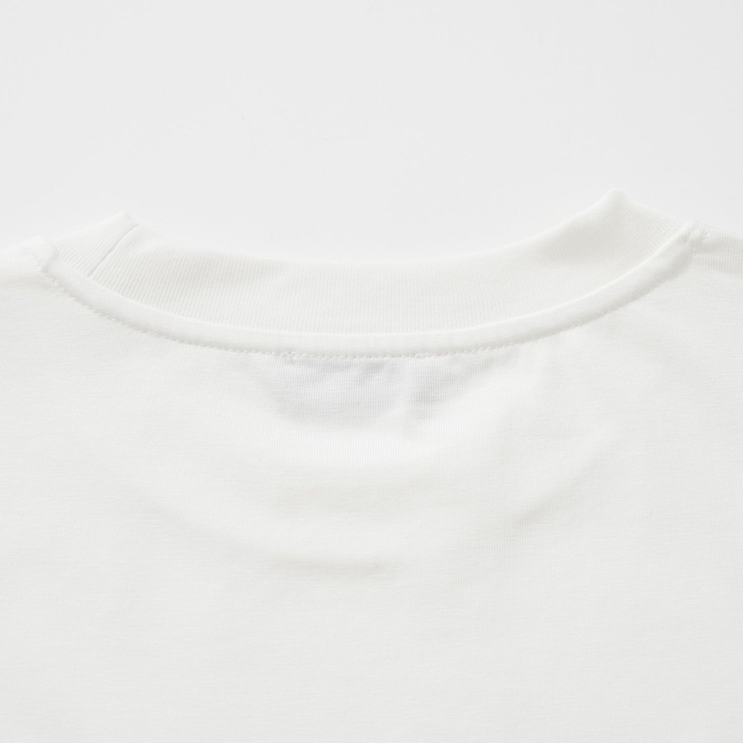 Schwarzes, weißes und blaues T-Shirt