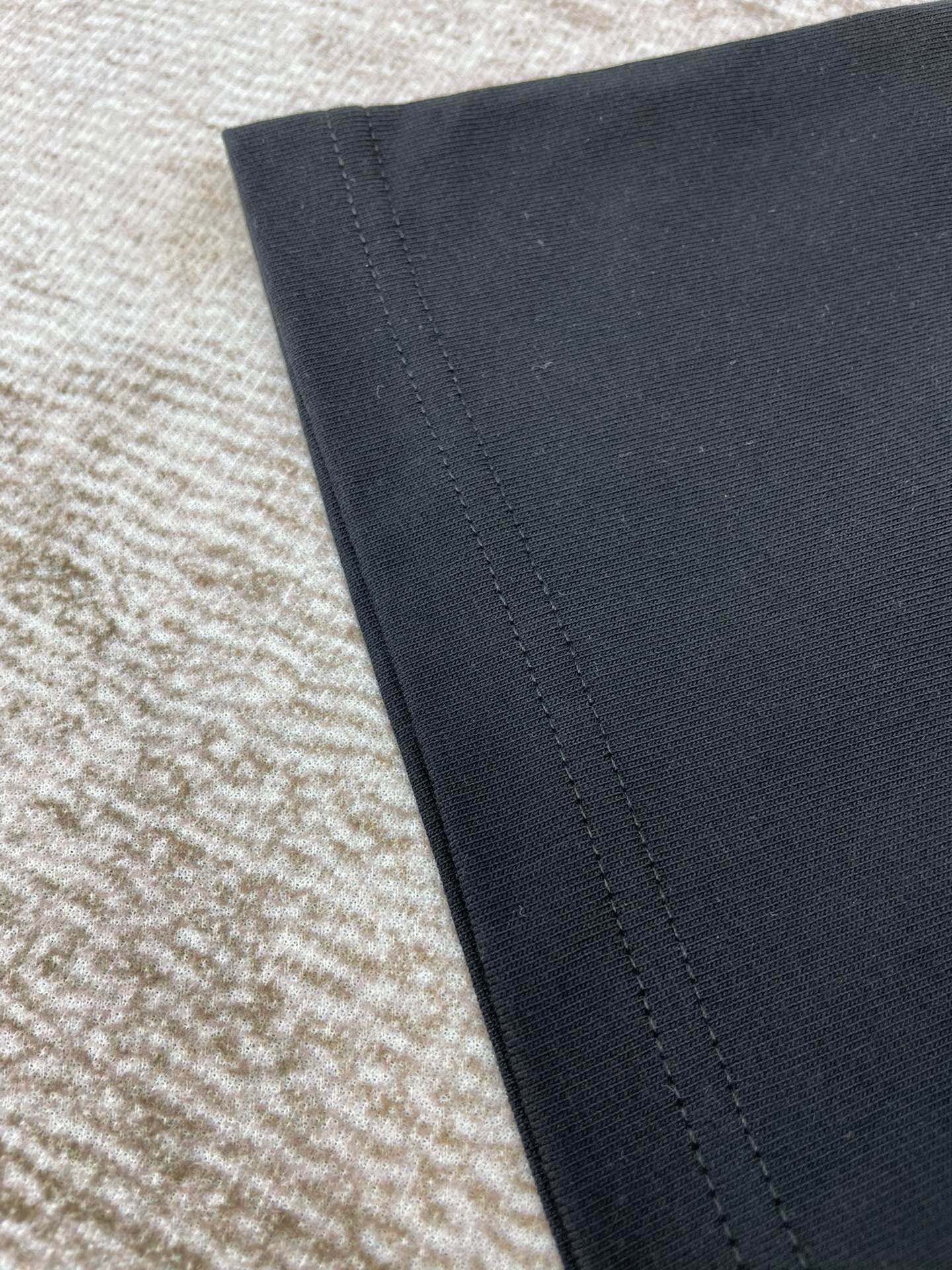 تي شيرت أبيض وأسود