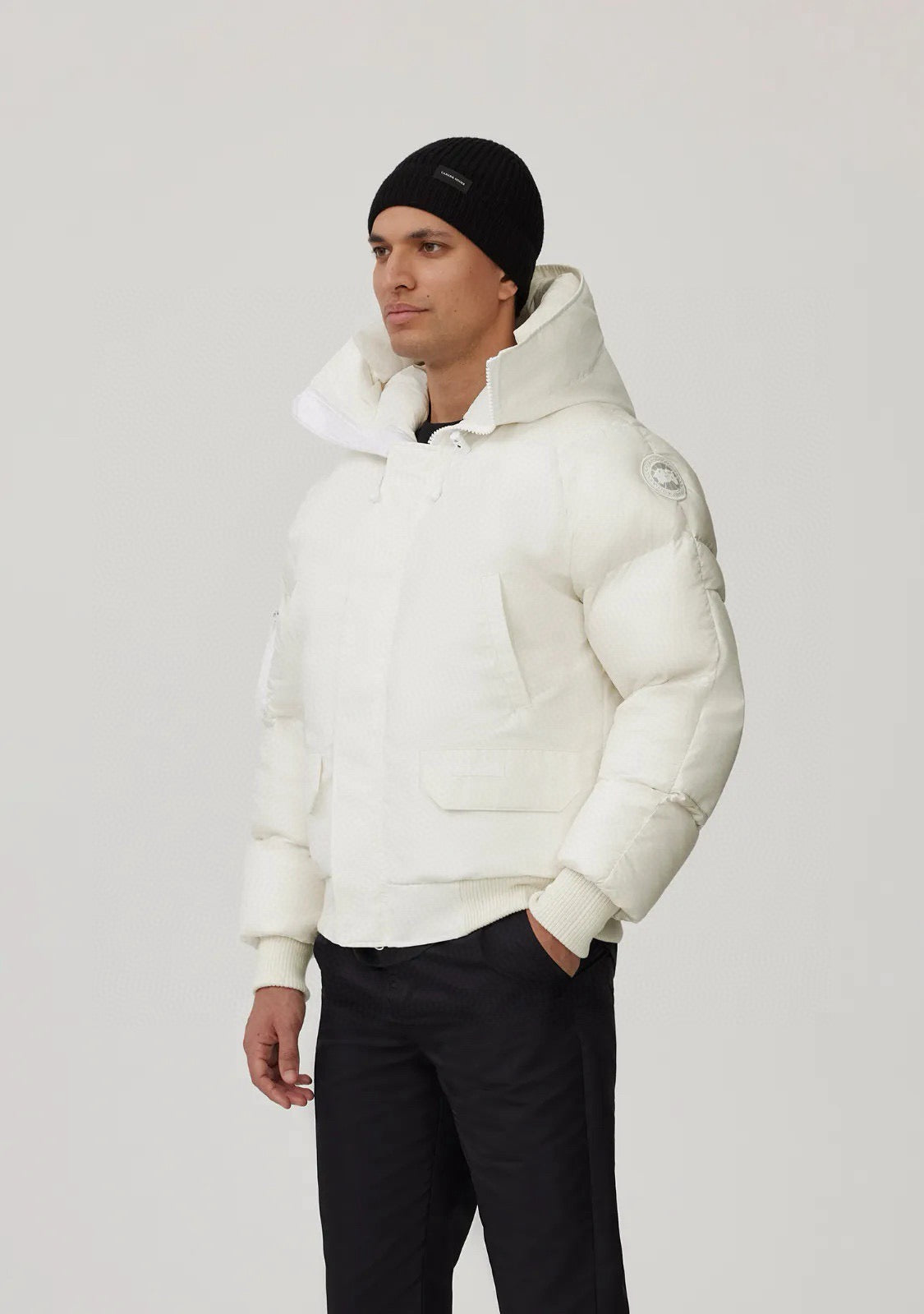 weiße und schwarze Jacke