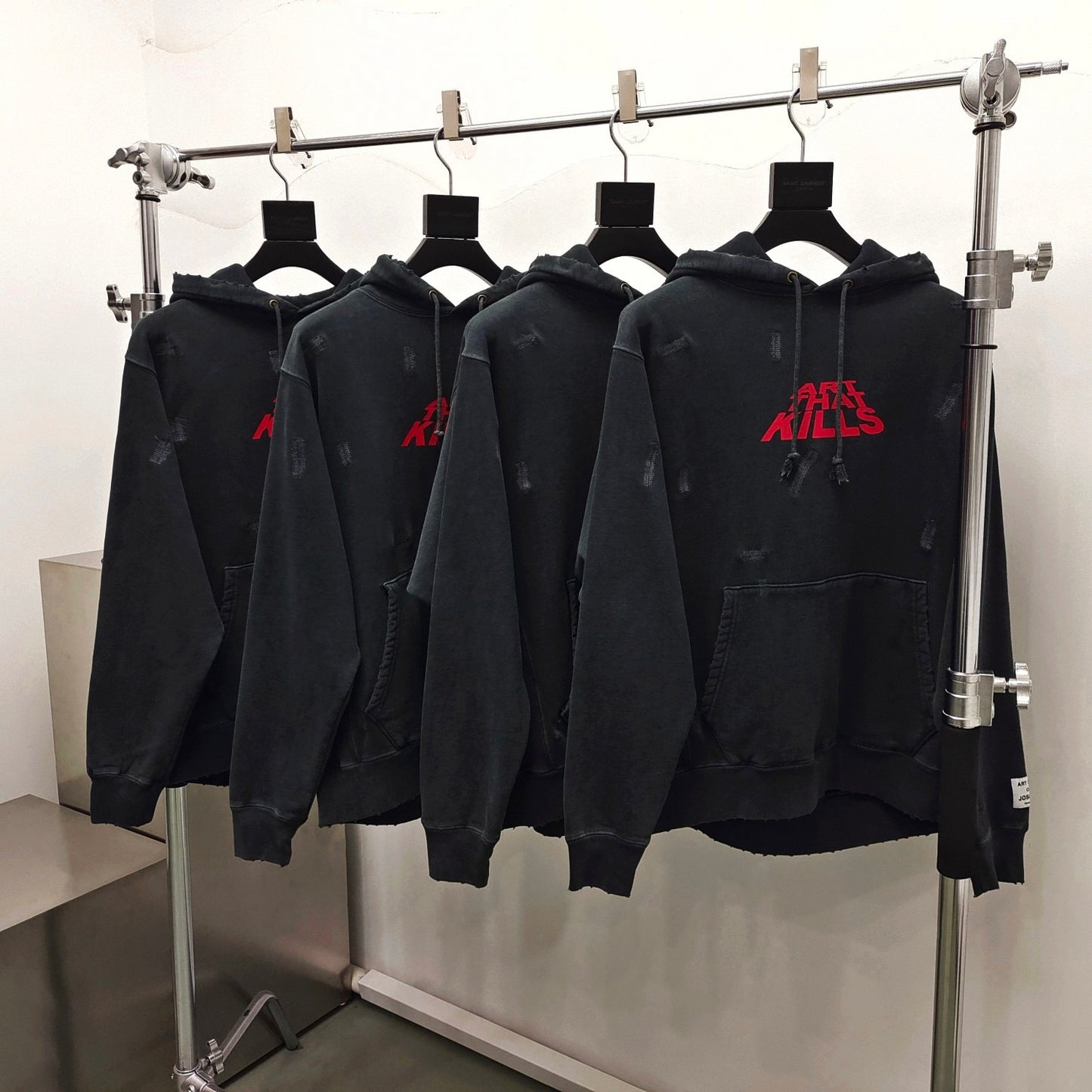 جارزة سوداء بقبعة شتوية