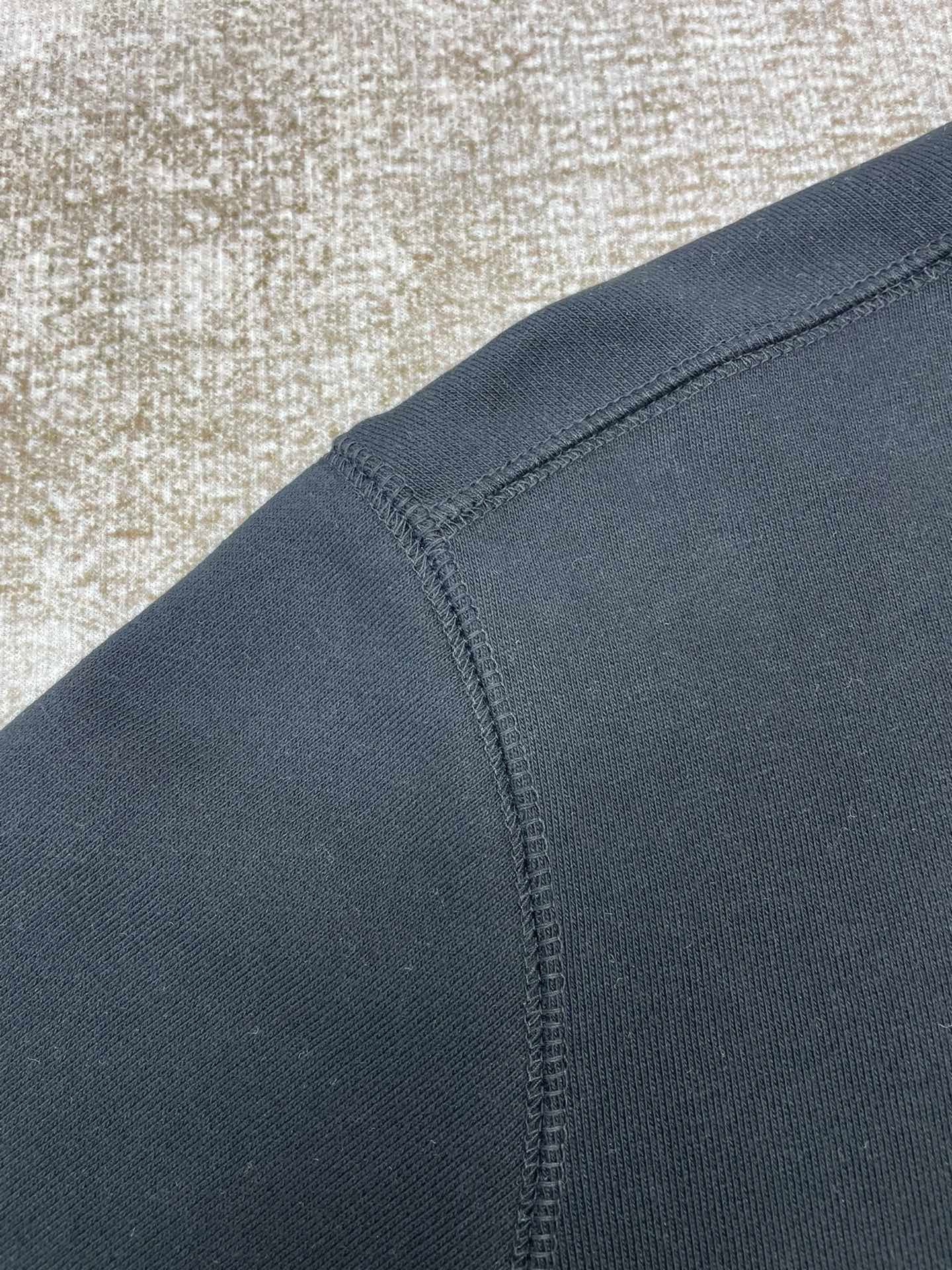 سويت شيرت أبيض وأسود