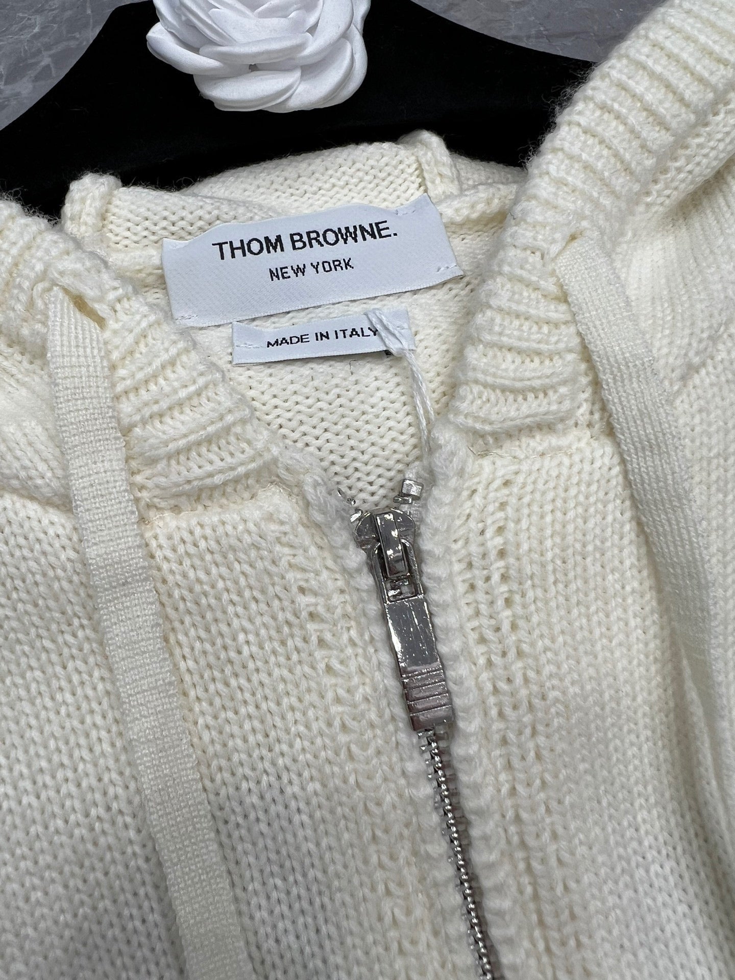 سترة متعددة الألوان