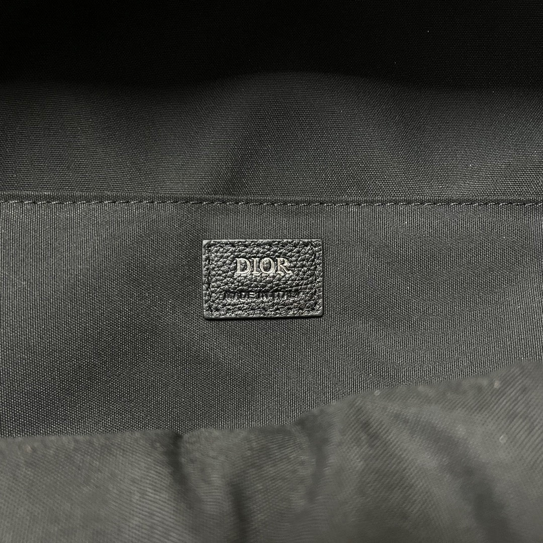 Bolso oblicuo negro y clásico