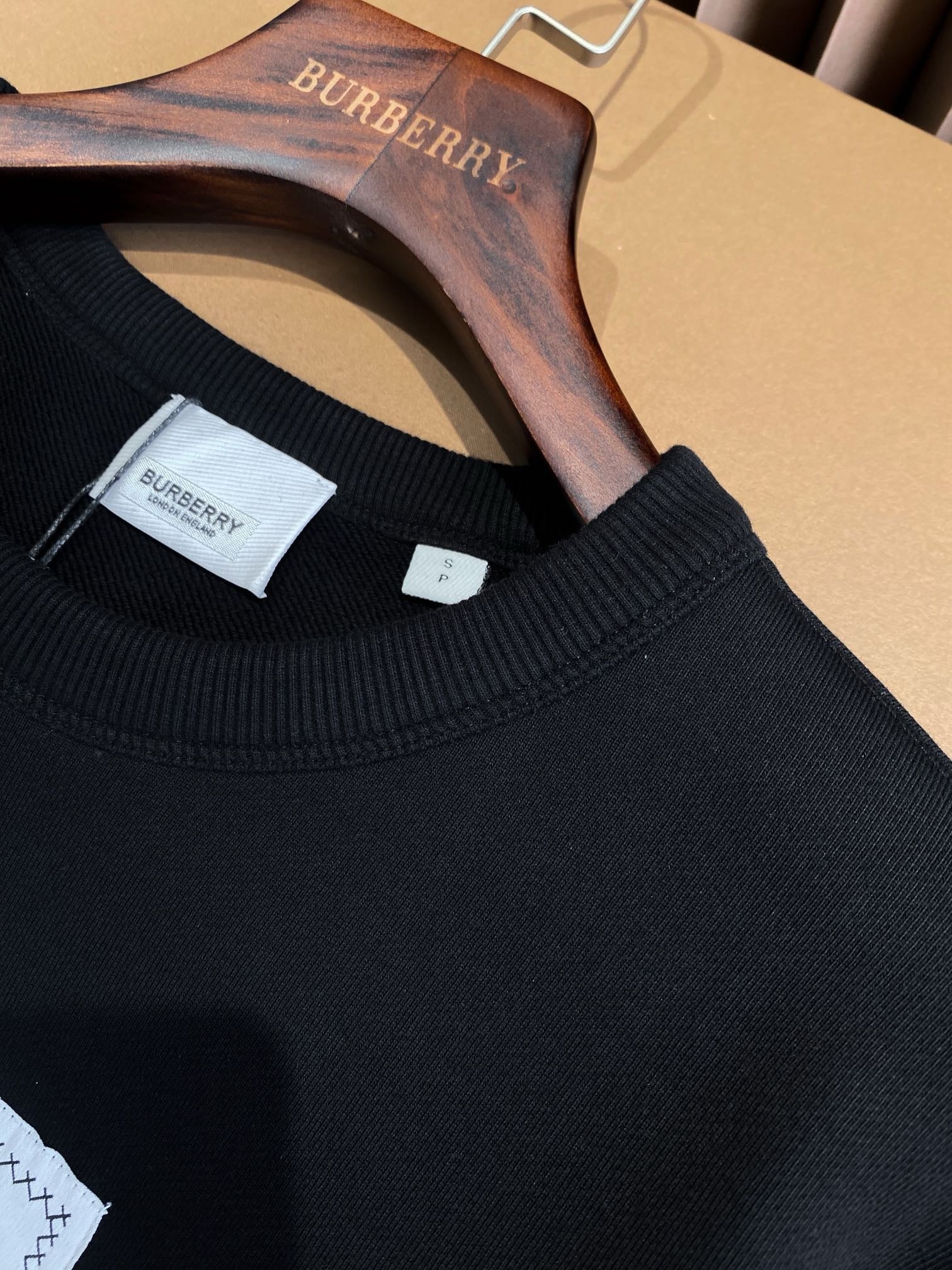 Schwarzes Sweatshirt