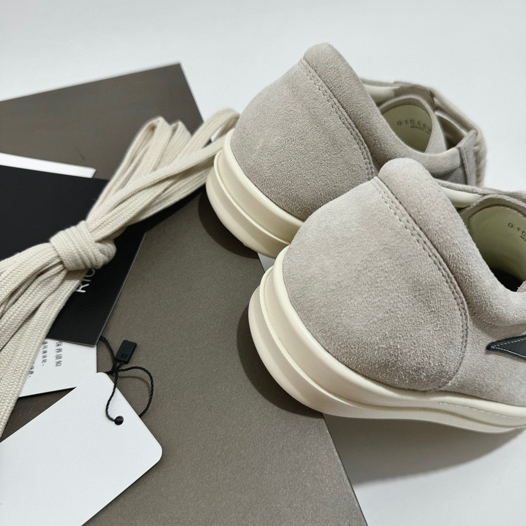 أحذية بنية ورمادية كريمية