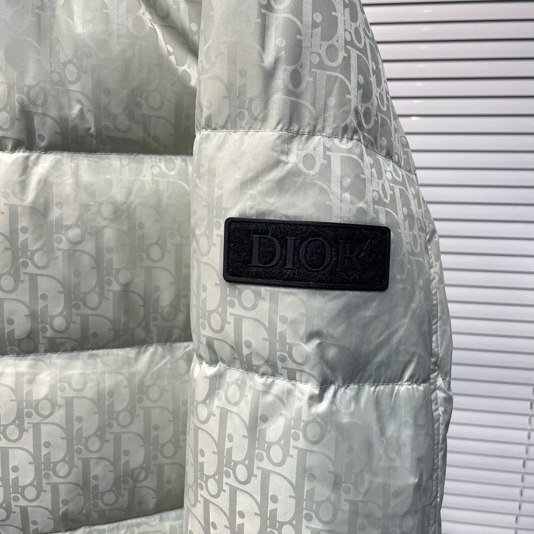 Schwarze und silbergraue Jacke