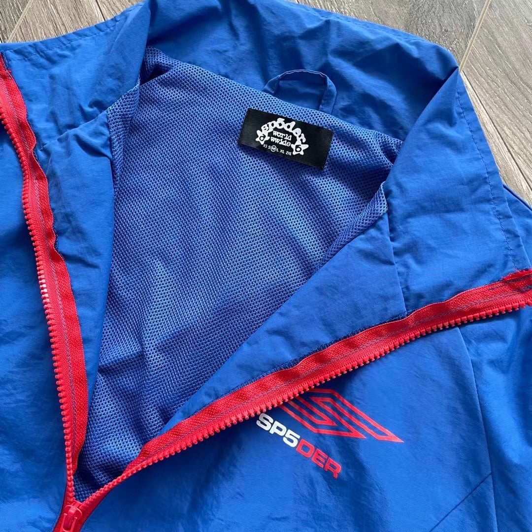 Schwarze und blaue Jacke mit Hose