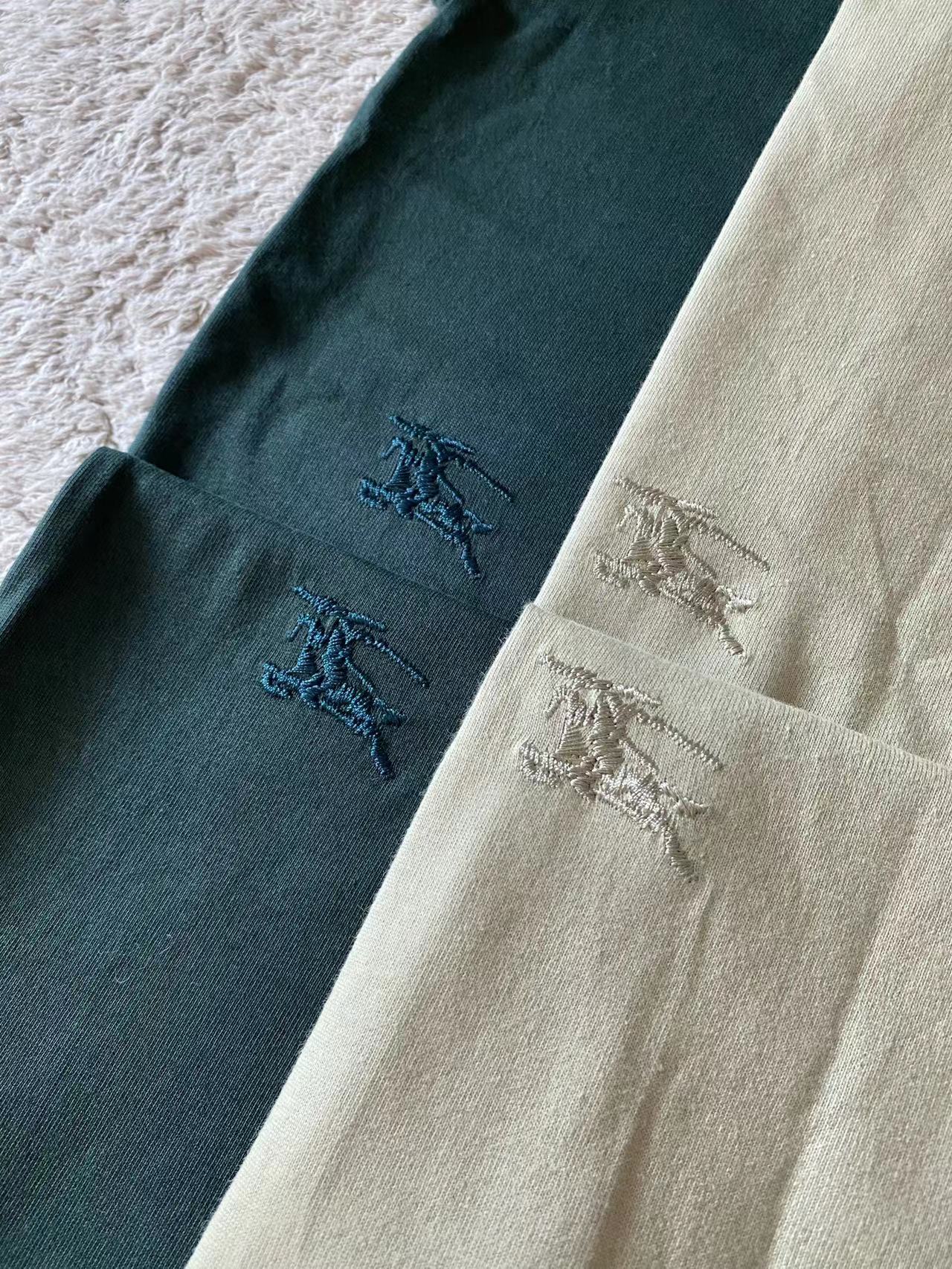 Dunkelgrünes und graues T-Shirt
