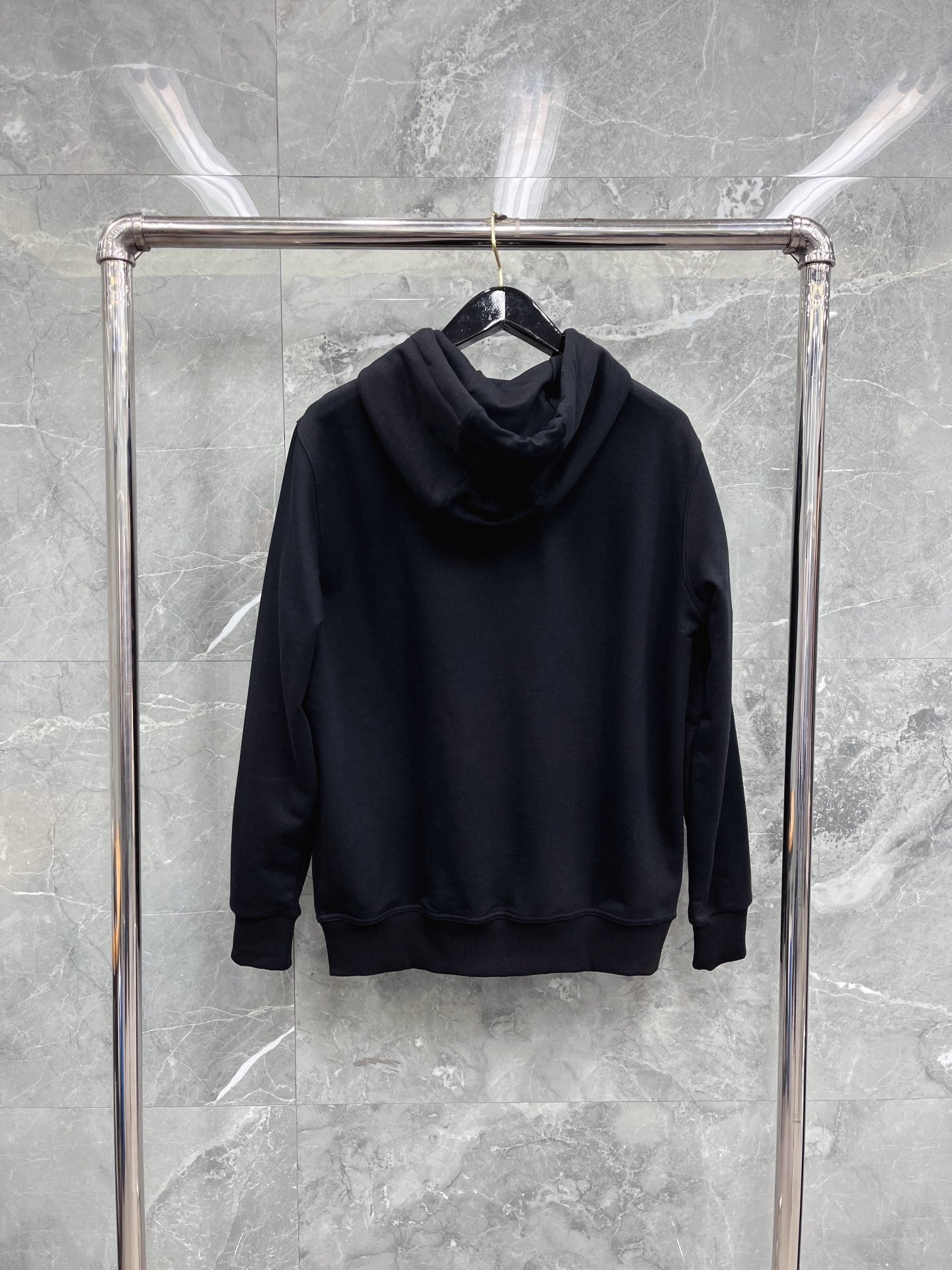 Schwarze, blaue und graue Jacke