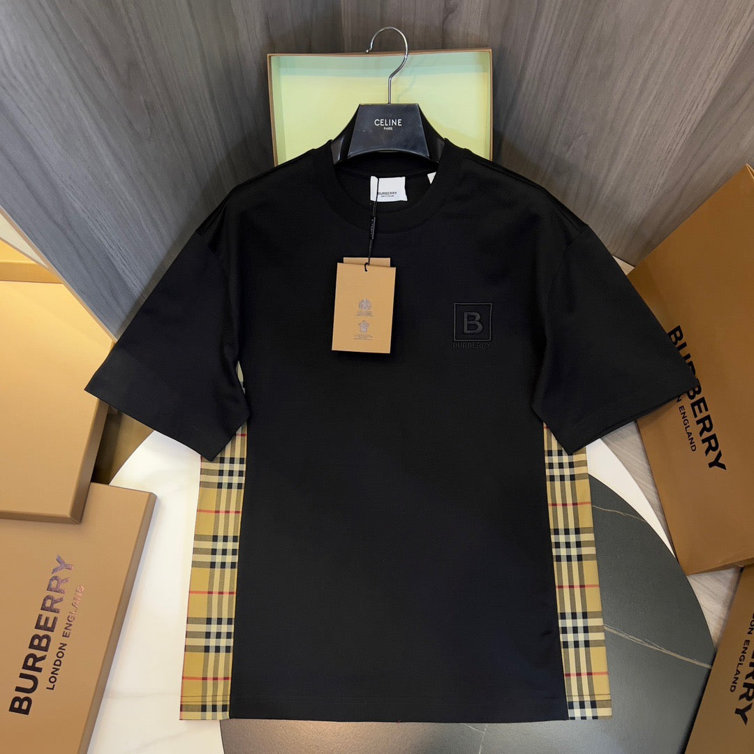 Schwarz-weißes T-Shirt