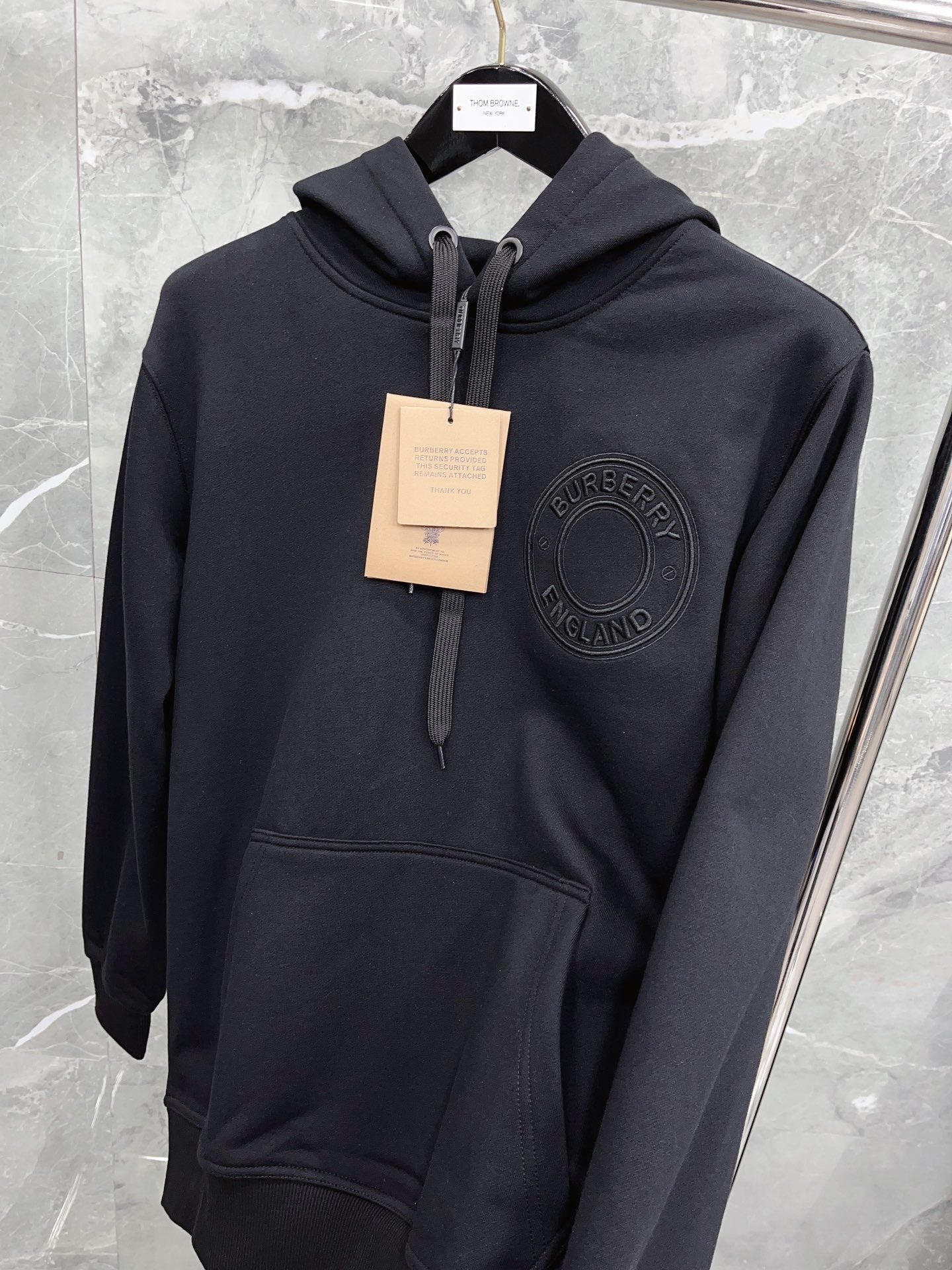 Schwarz-grauer Kapuzenpullover