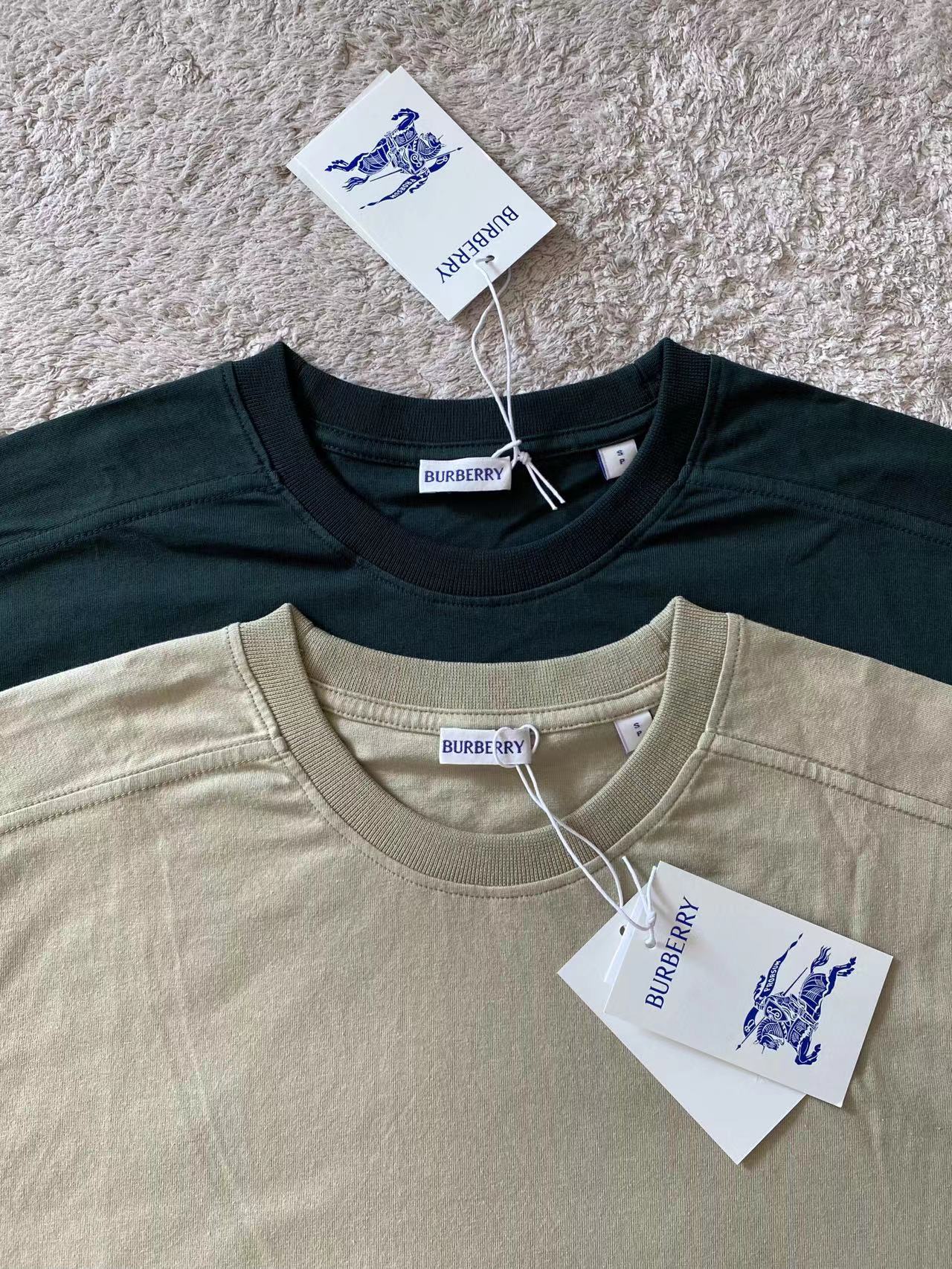 Dunkelgrünes und graues T-Shirt