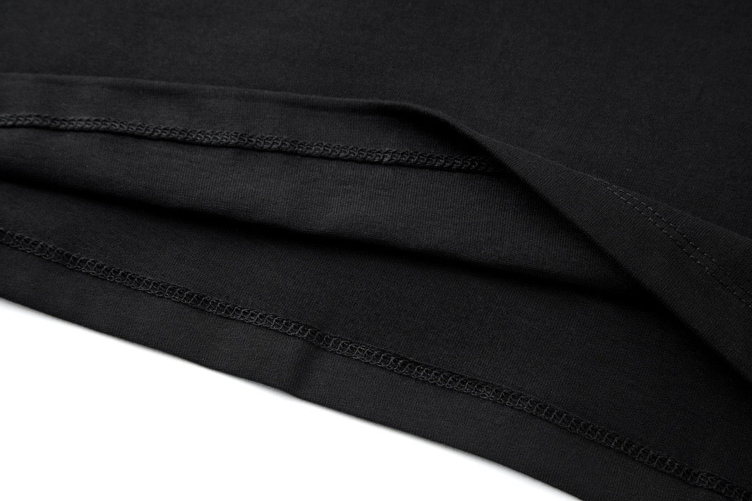 Schwarzes, weißes und graues T-Shirt