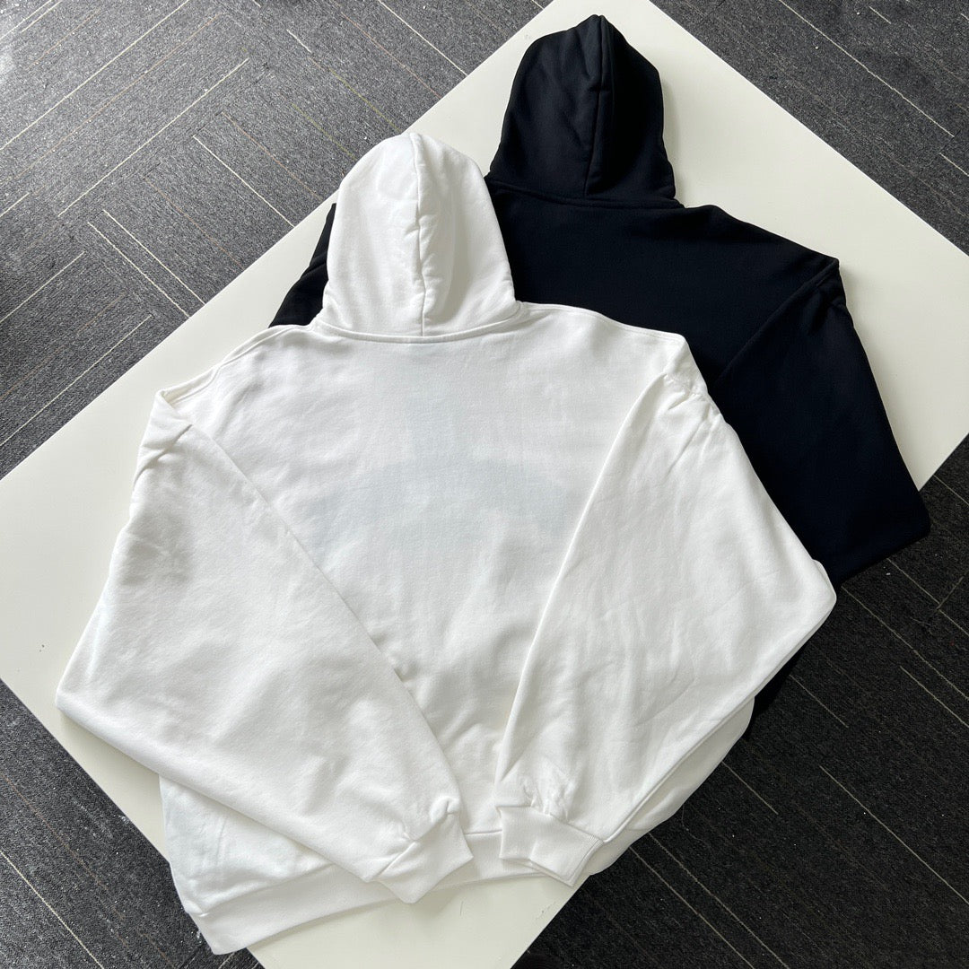 Schwarz-weißer Kapuzenpullover