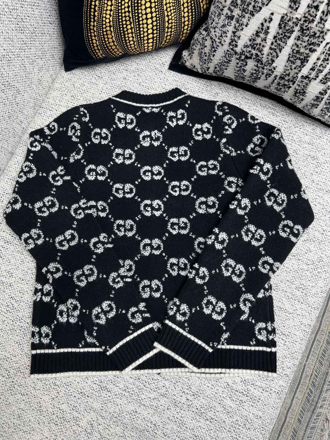 Schwarze und graue Jacke