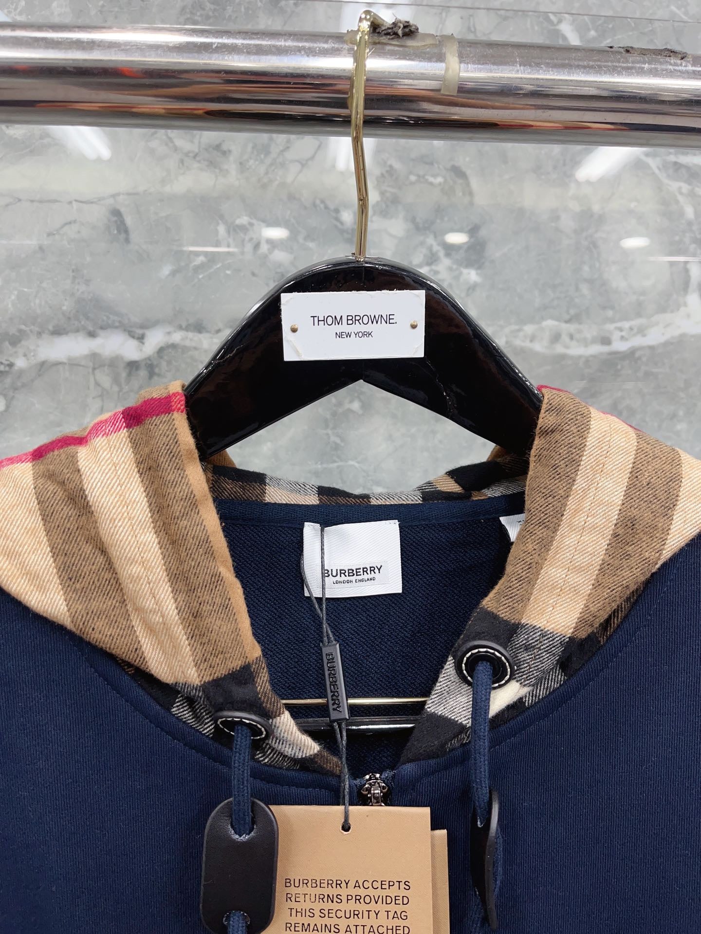 Schwarze, dunkelblaue, graue und khakifarbene Jacke
