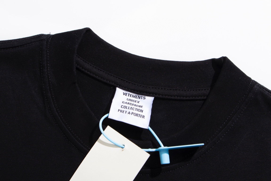 Schwarz-weißes T-Shirt