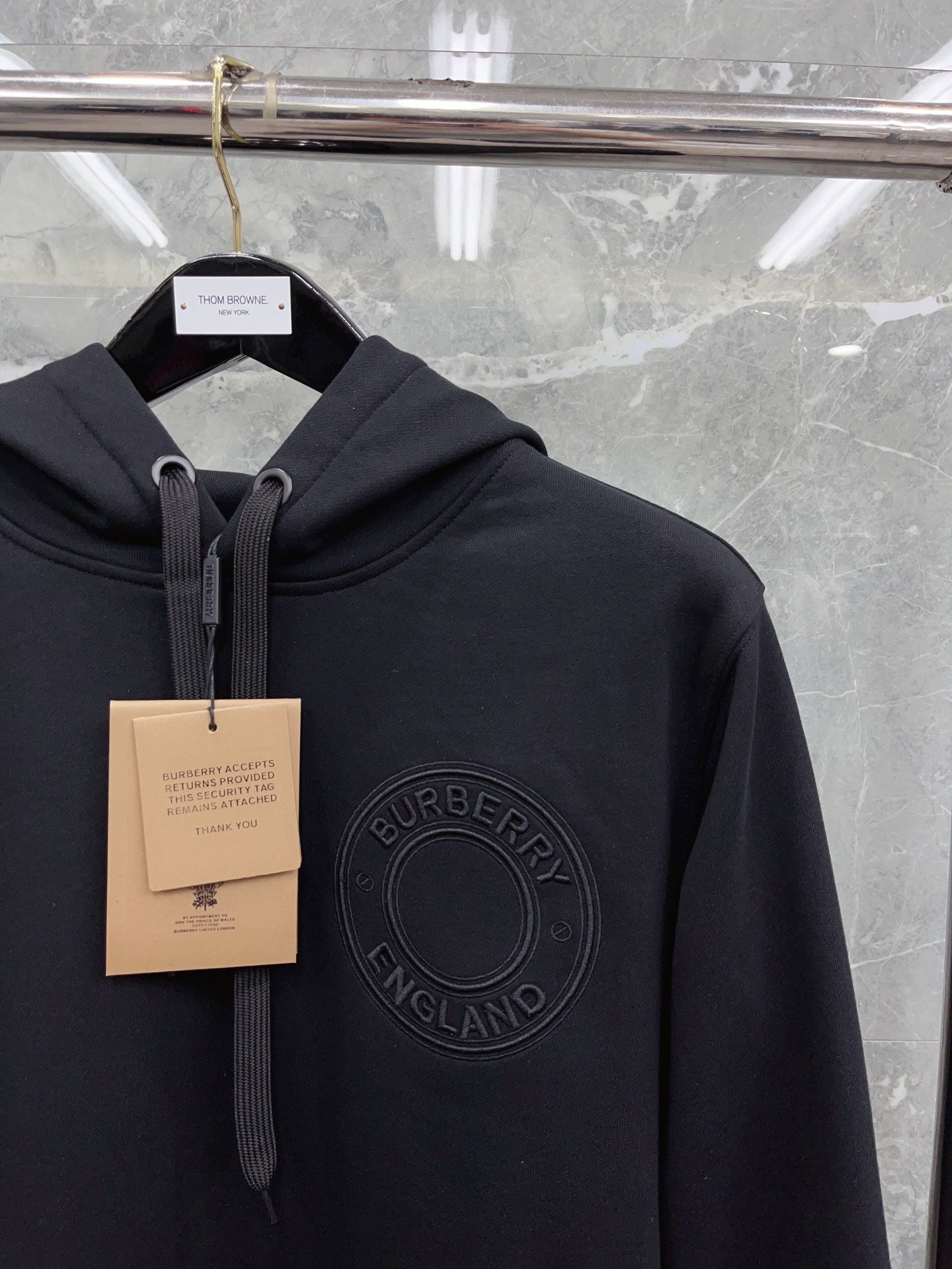 Schwarz-grauer Kapuzenpullover