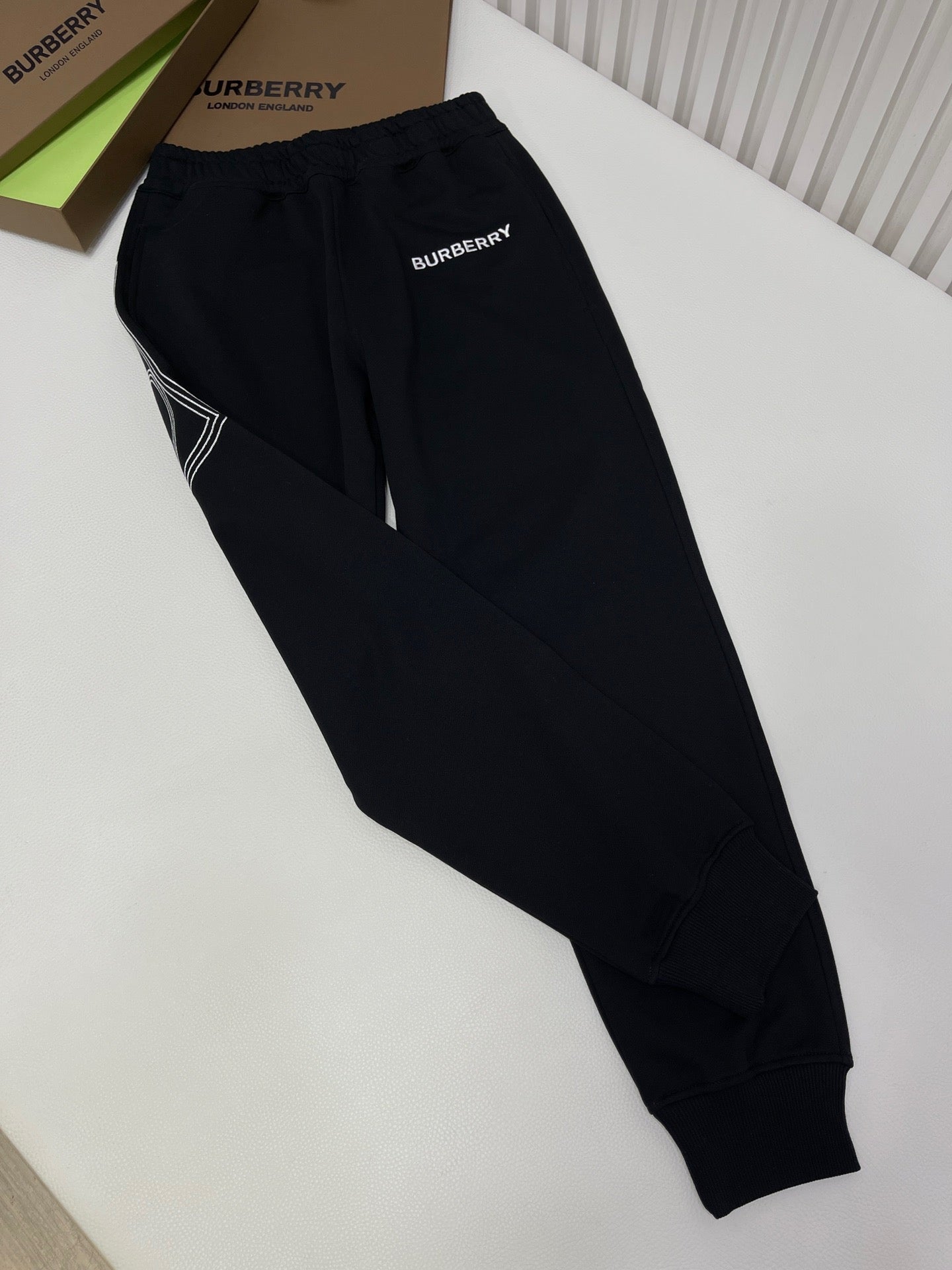 Schwarze und blaue Hose