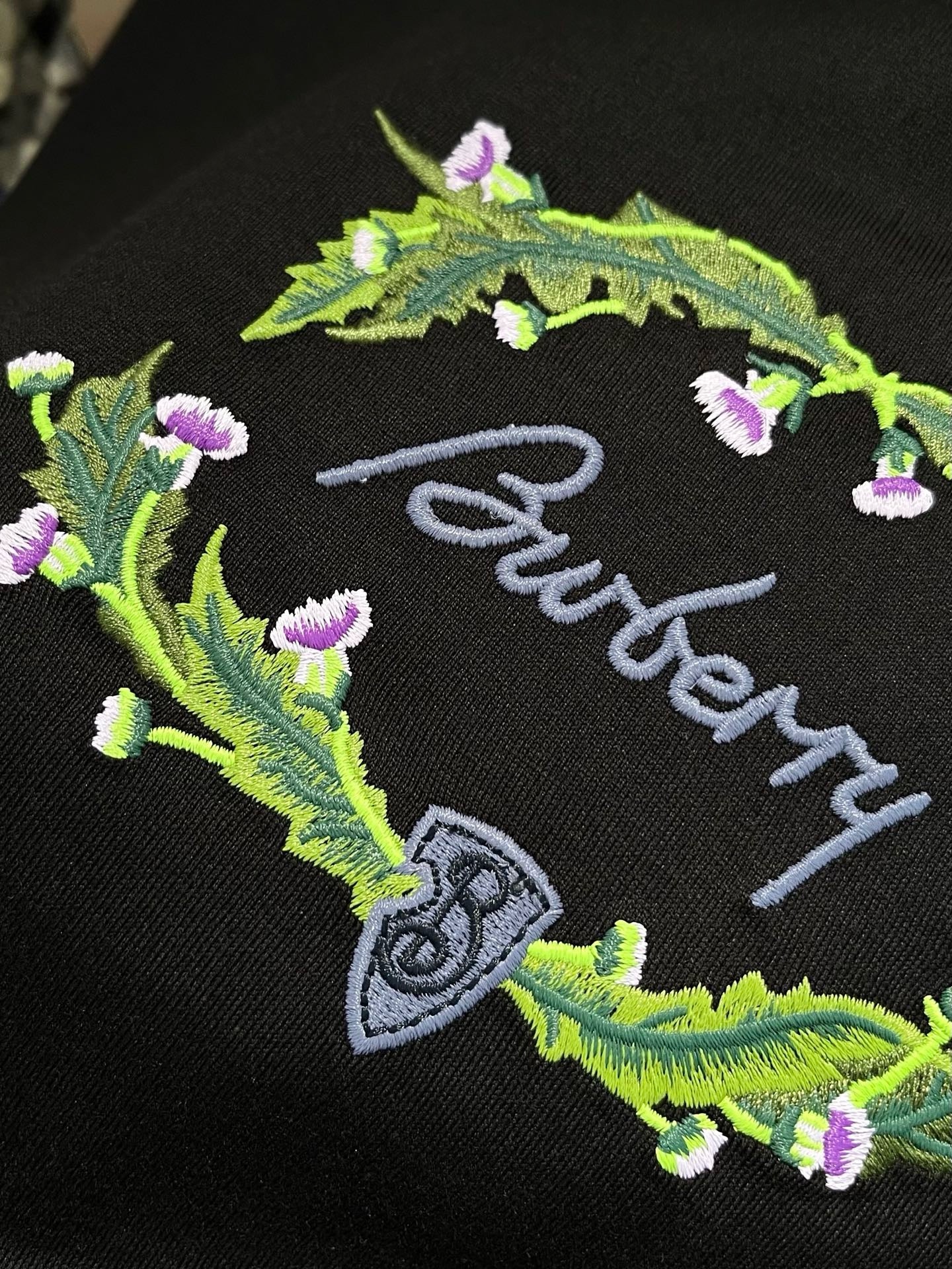 تي شيرت أبيض وأسود