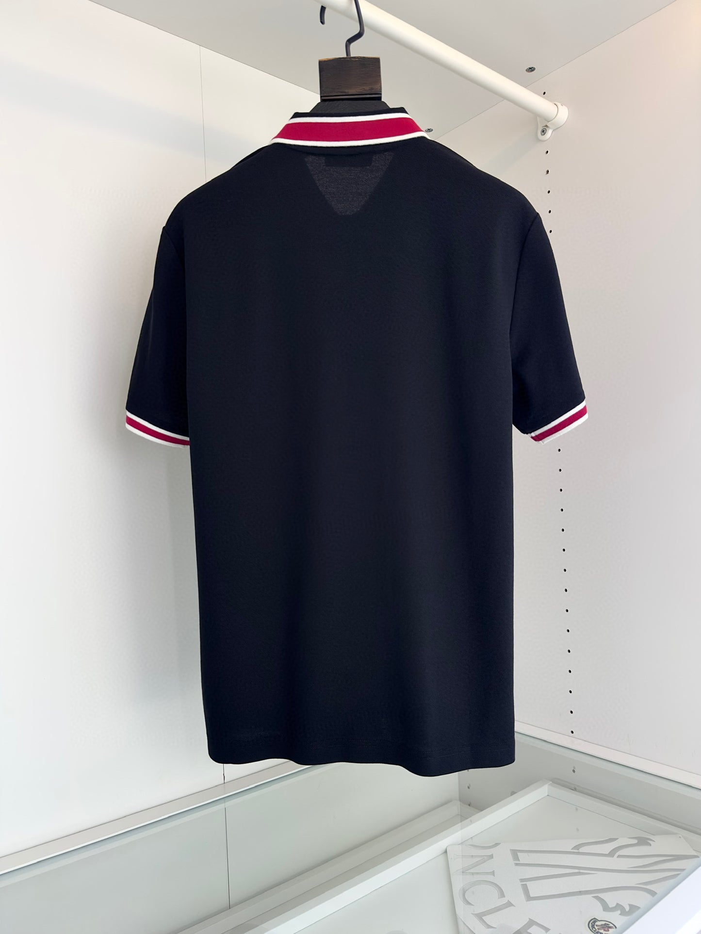 Schwarz-weißes T-Shirt