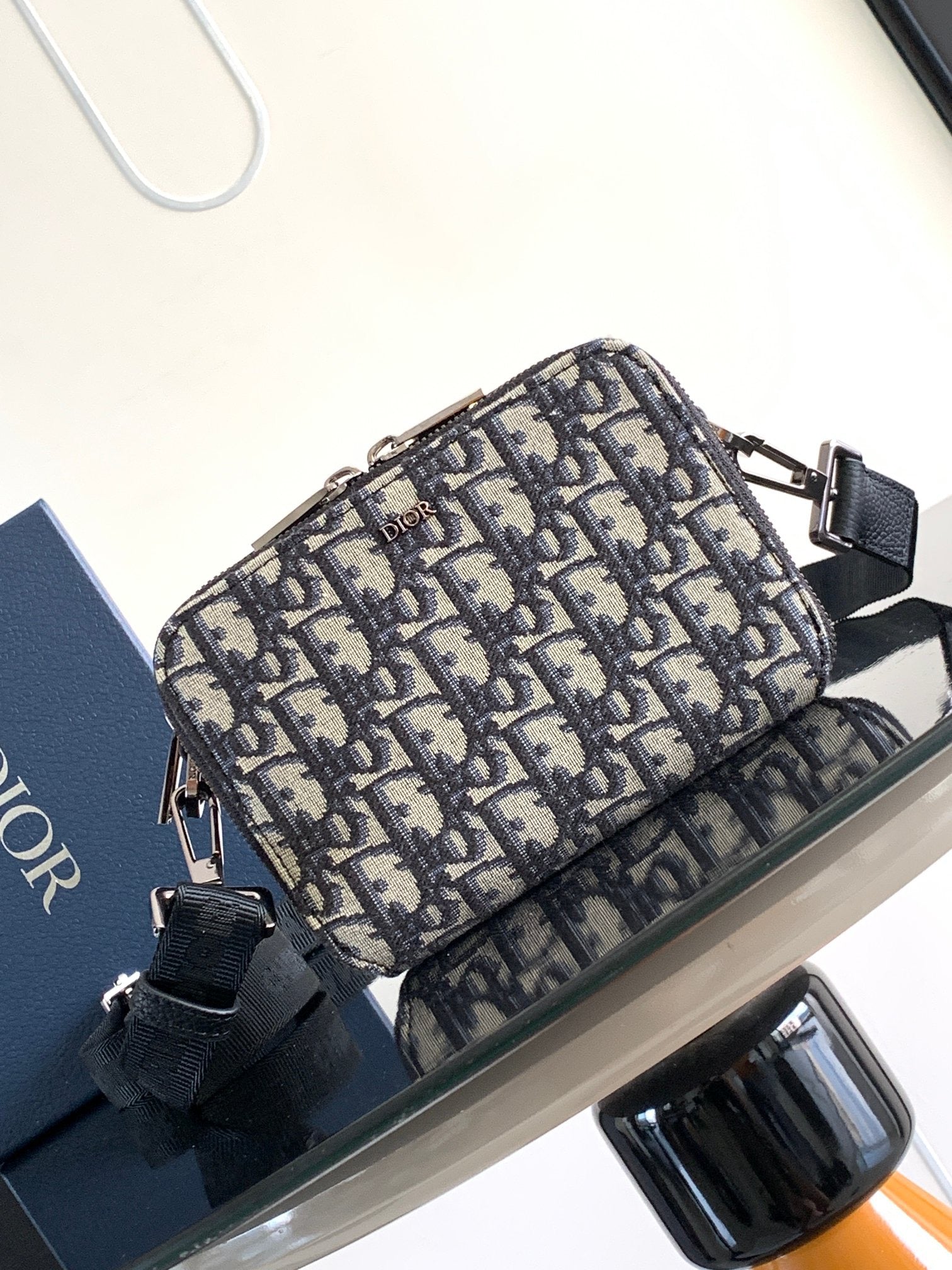 Aprikosen- und schwarze Tasche