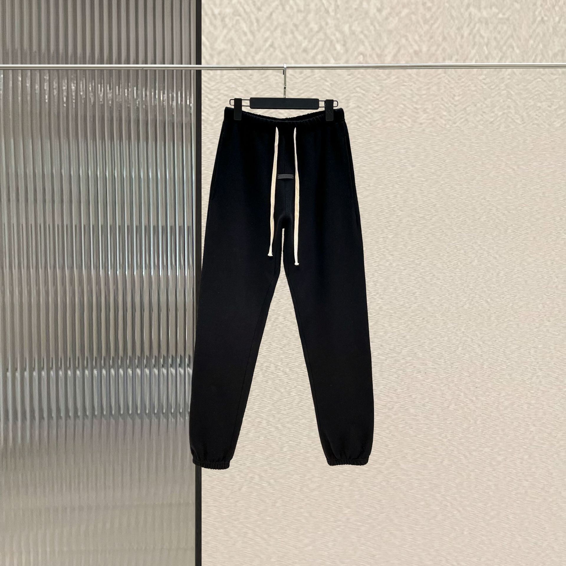 Schwarze und weiße Hose