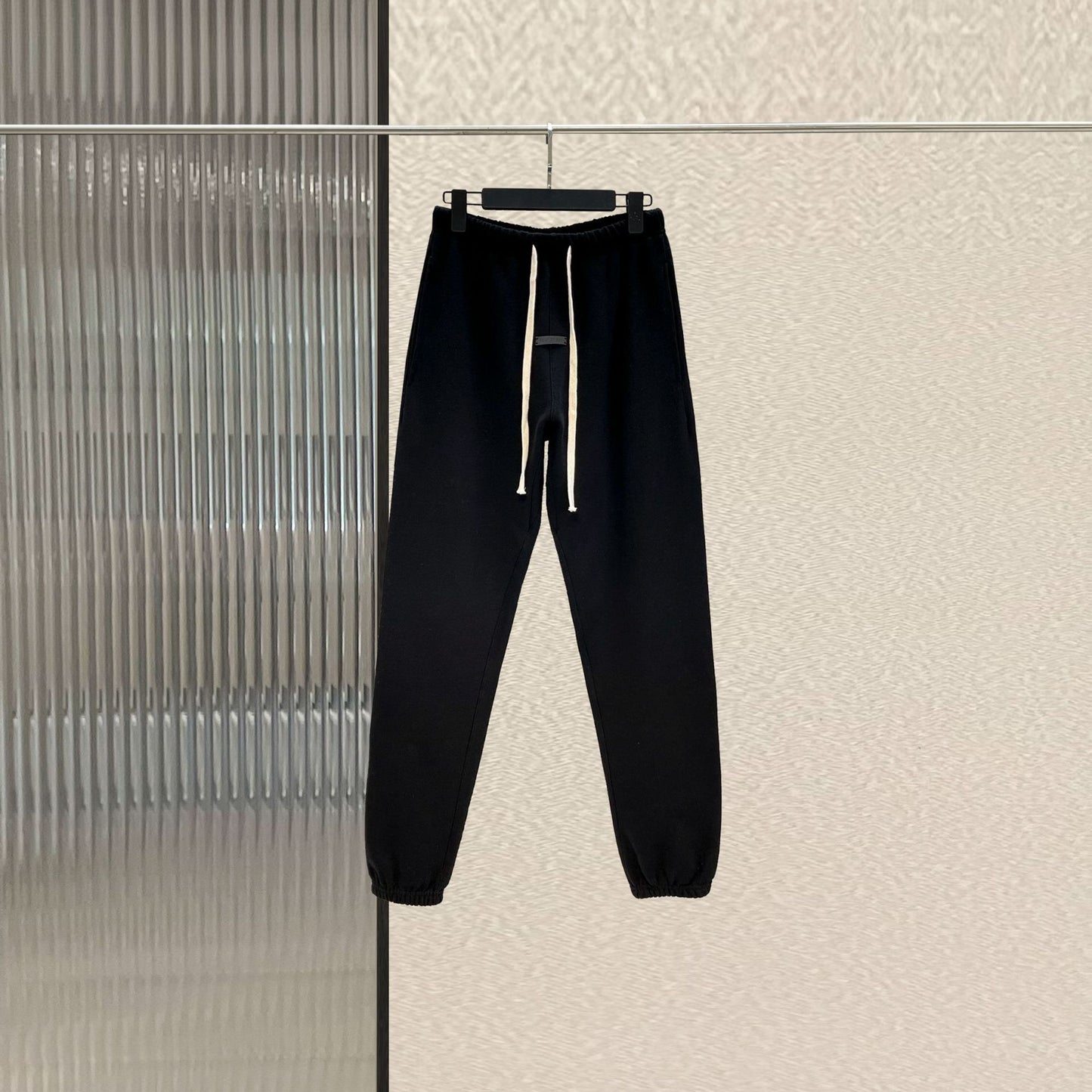 Schwarze und weiße Hose