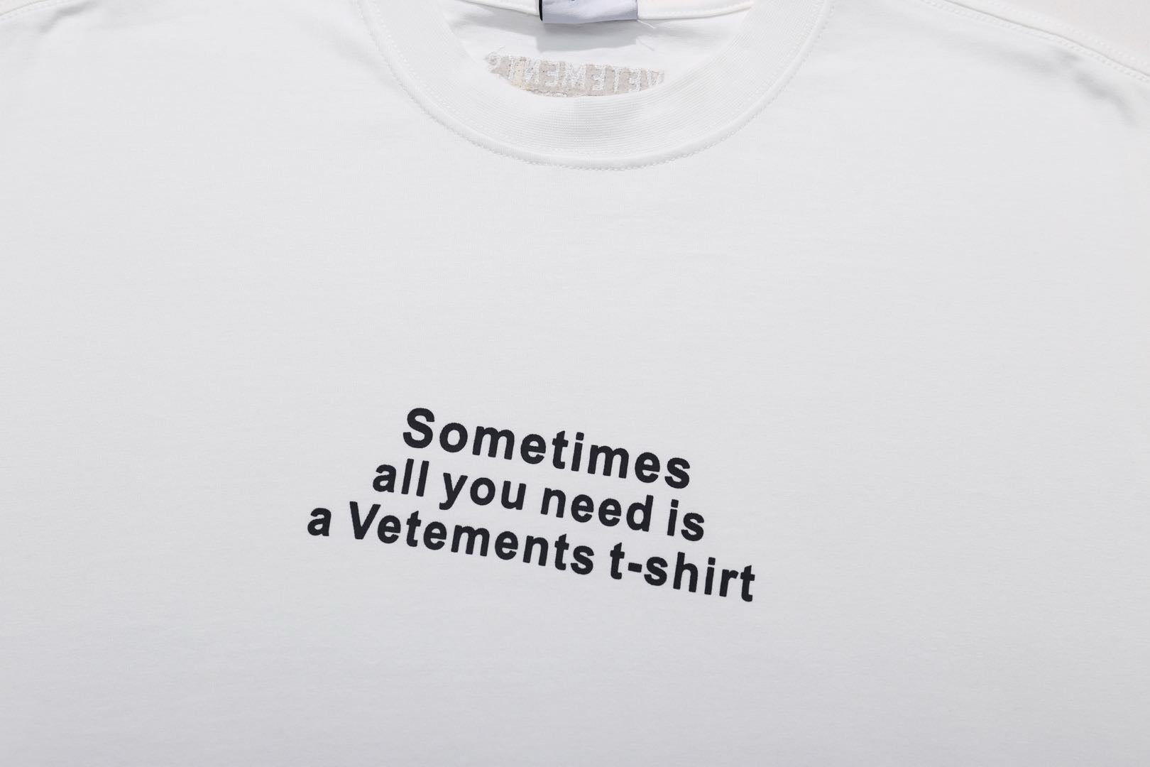 Weißes und schwarzes T-Shirt