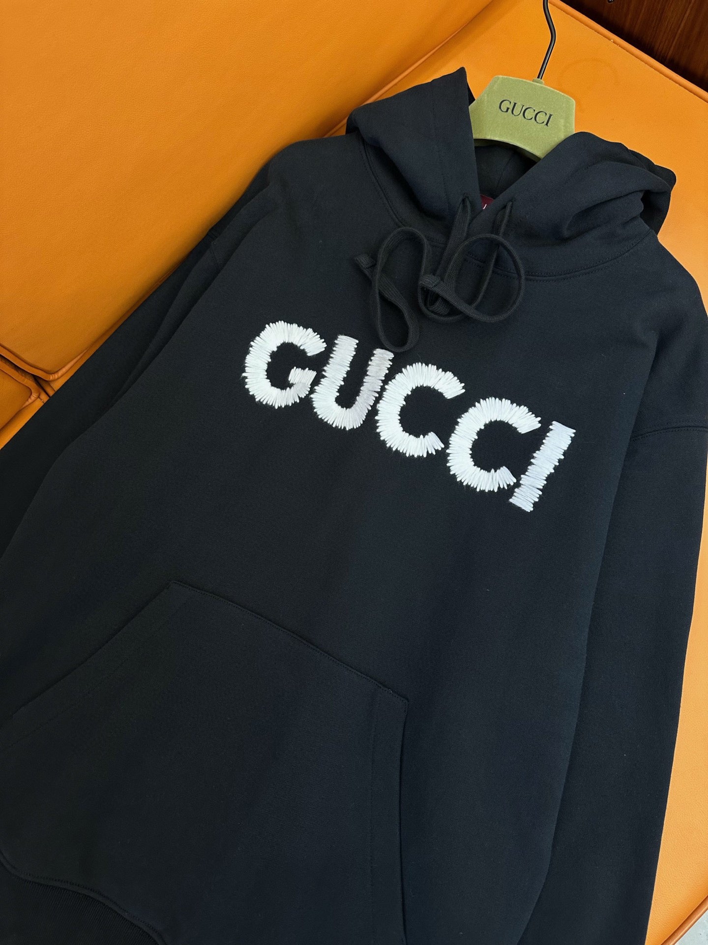 Schwarz-weißer Hoodie