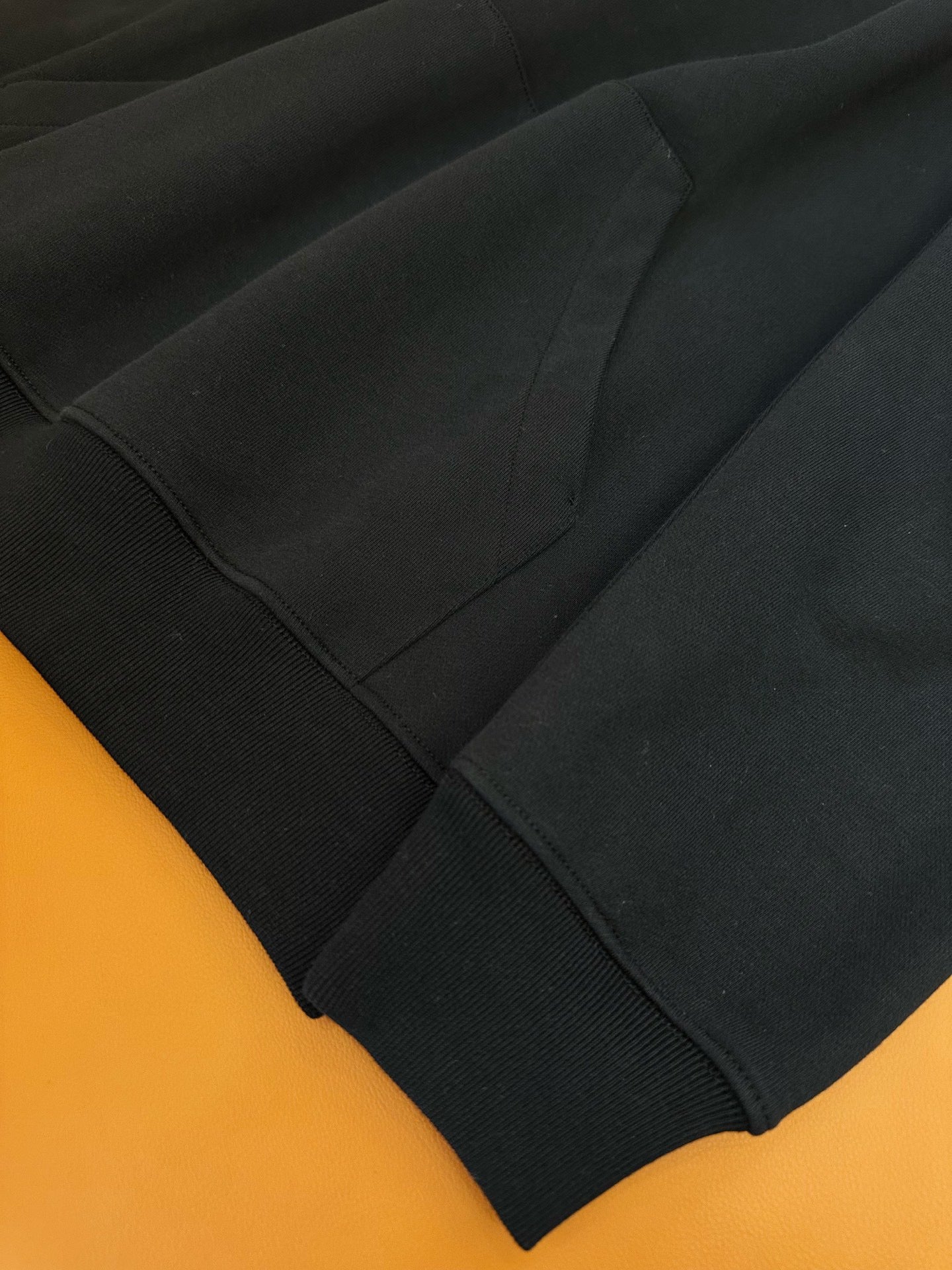 Schwarz-weißer Hoodie
