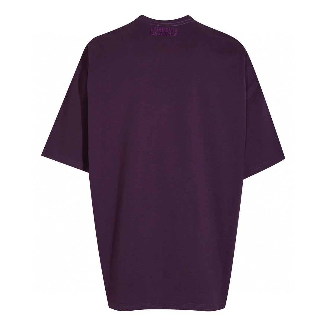 Schwarzes, weißes und lila T-Shirt