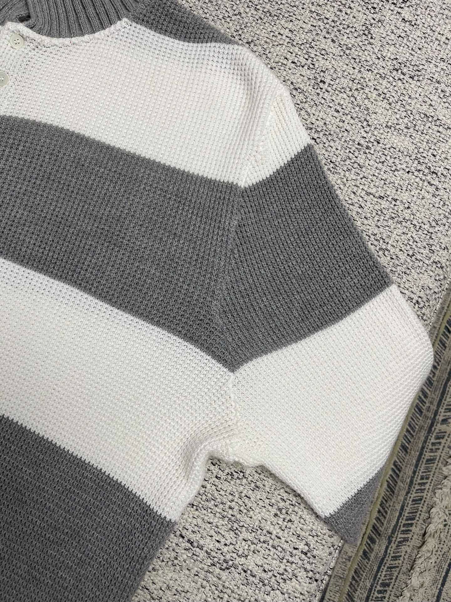 Weißgraues Trikot