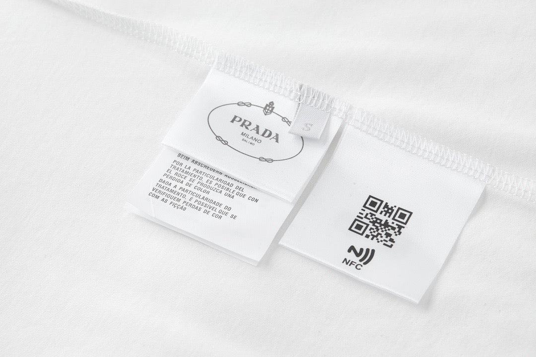 Schwarz-weißes T-Shirt