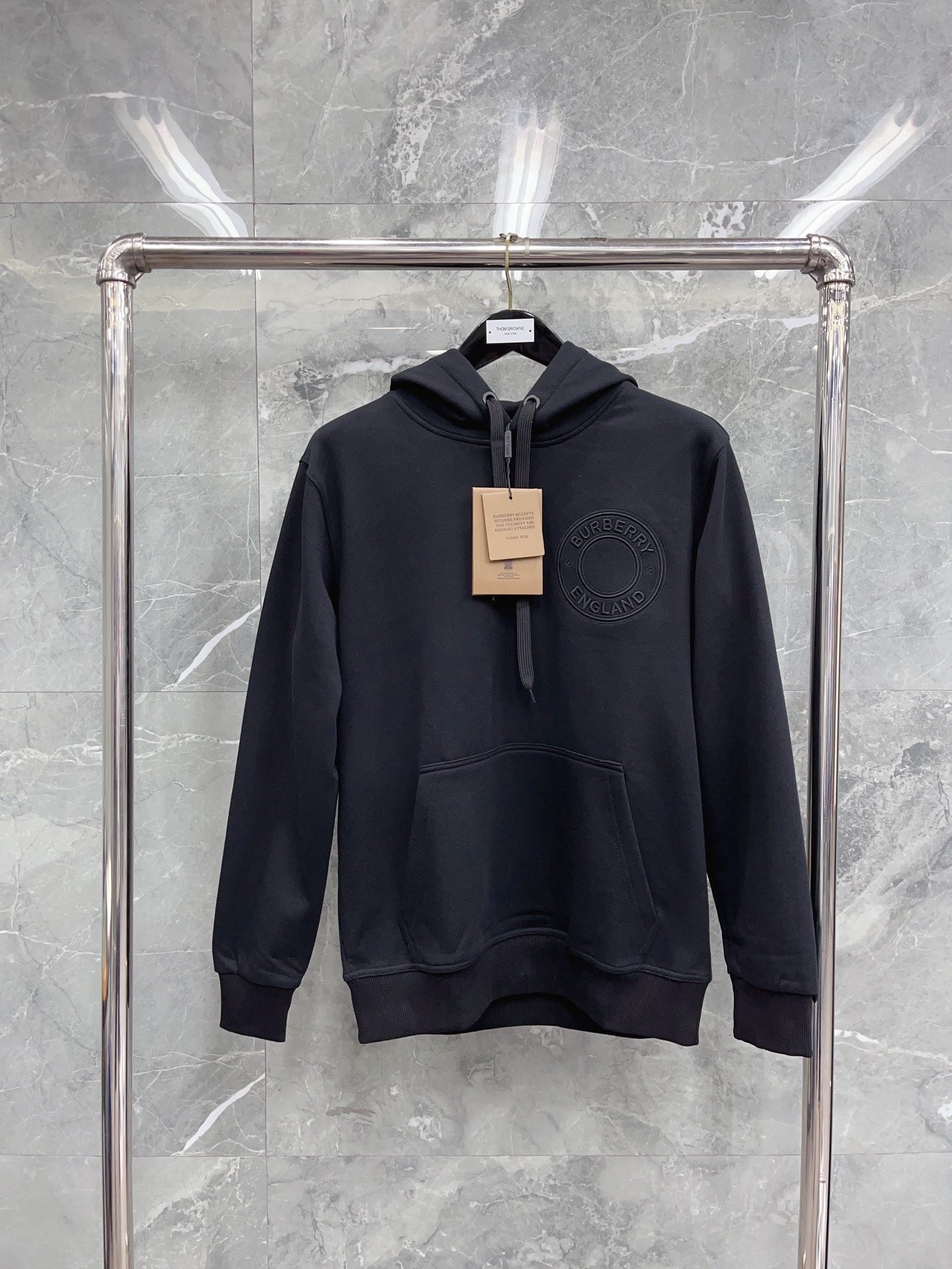 Schwarz-grauer Kapuzenpullover